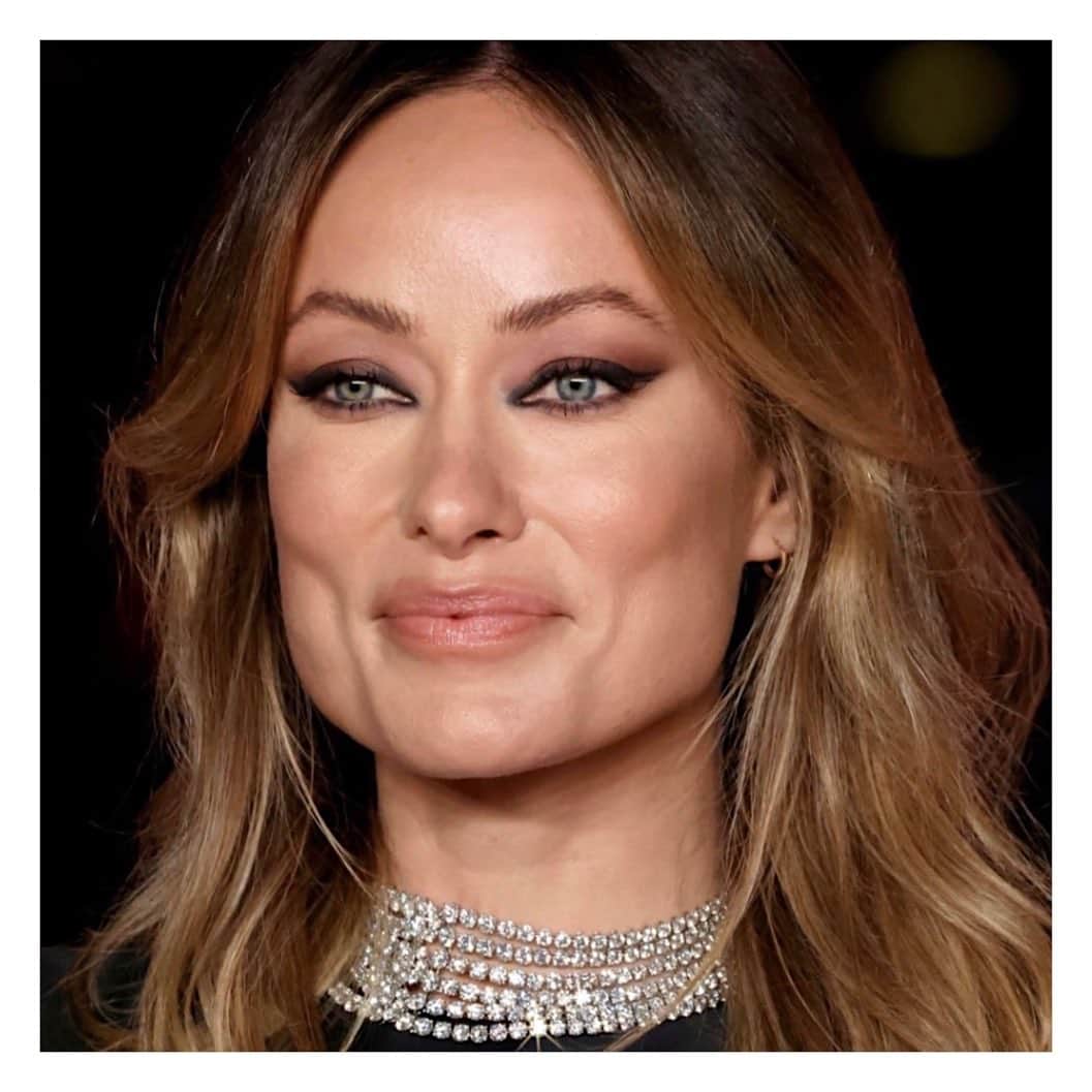 JO BAKERのインスタグラム：「O L I V I A • W I L D E 🇺🇸 Matte black wings on #oliviawilde for @theacademy gala last night in #hollywood ✨ Using satin matte neutral tones and a buildable charred smokey from my #desertroadtrip shadow palette @bakeupbeauty paired with a gorgeous sheer tea toned sparkly gloss on the lips @diorbeauty in shade #014 Shimmer Macadamia ✨  Style @karlawelchstylist @cartier  Hair @barbdoeshair  Makeup by me #jobakermakeupartist 💋‼️」