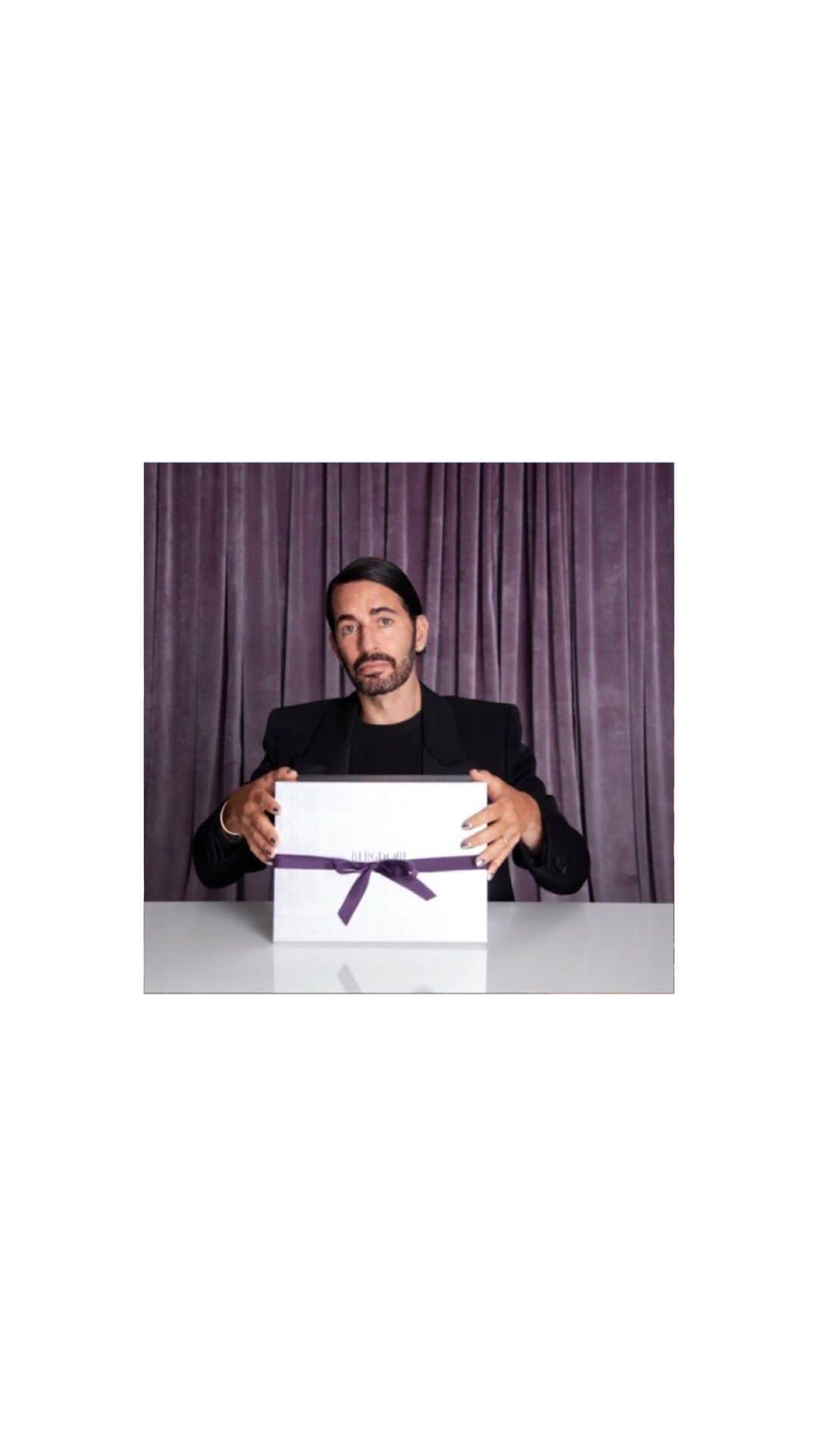 Bergdorf Goodmanのインスタグラム：「UNBOXING BRILLIANCE 🎁 What’s inside that lavender package?  Step inside as Marc Jacobs unwraps a gift as dazzling and unique as Bergdorf Goodman itself.  Cue the cool beat.  @themarcjacobs  @marcjacobs」