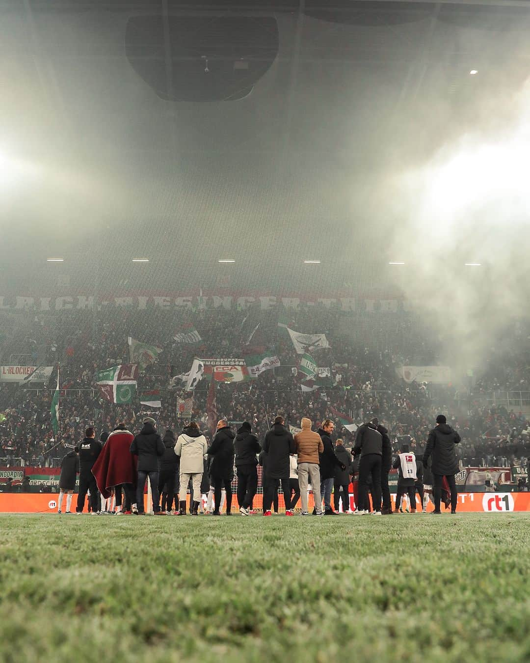 FCアウクスブルクのインスタグラム：「An diesem Sieg habt ihr alle einen Anteil! ❤️💚🤍 Ohne die zahlreichen Helferinnen und Helfer am Samstag hätte das Spiel gegen Frankfurt womöglich gar nicht stattfinden können. ❄️  🗣 #FCA-Geschäftsführer Michael #Ströll bedankt sich bei allen Beteiligten: „Ich möchte mich ausdrücklich nochmals bei allen Fans, Mitarbeitern und den Partnern Blitz-Blank, POWER, Hochmuth sowie dem P&M Winterdienst bedanken, die gemeinsam durch Ihren großartigen Einsatz die Austragung des Spiels möglich gemacht haben und trotz der schwierigen Bedingungen für einen sicheren Fußballabend gesorgt haben. Unser Dank gilt auch allen Fans, die bei den eiskalten Temperaturen in die WWK ARENA gekommen sind und unsere Mannschaft so toll unterstützt haben!“ 👏   #FCASGE #FCA1907 #fcaugsburg」