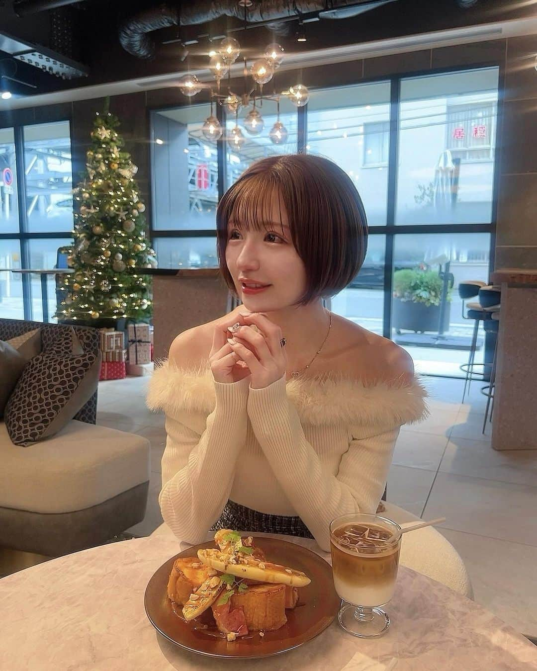 駒井まちのインスタグラム：「クリスマス前の街の雰囲気が好き🎄💫 冬は白い服ばっか買ってしまう😶‍🌫️😶‍🌫️  #ショートカット女子 #ショートヘア女子」