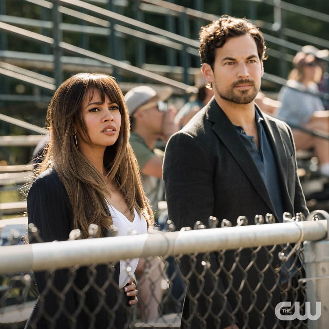 The CWのインスタグラム：「Unlikely duo. Perfect pair. #CWWildCards premieres Wednesday, January 17th on #TheCW!」