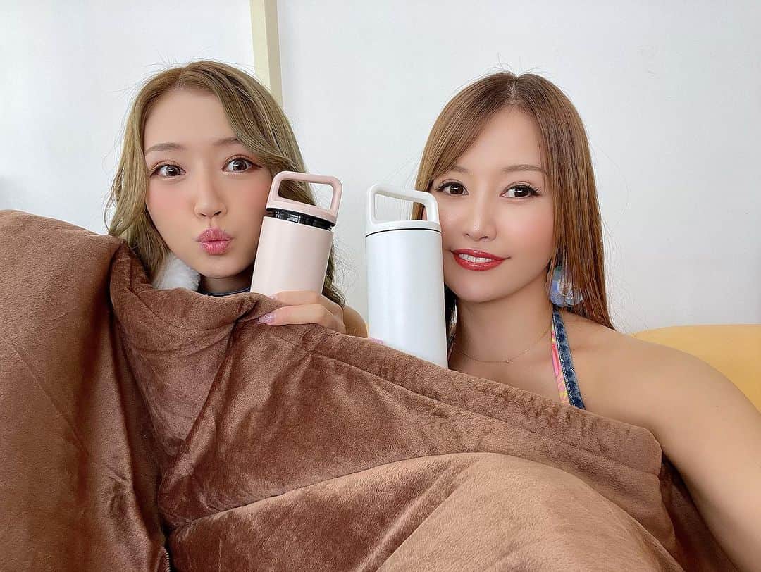 渡辺加苗さんのインスタグラム写真 - (渡辺加苗Instagram)「今日は大事な撮影🎥 なんと、新曲のMV撮影でした❤️‍🔥 今日までレコーディングや振付のダンスリハ、そして本日長丁場の撮影と、皆様本当にお疲れ様でした😍✨ 新曲でます‼️嬉しいいいっ‼️👏👏👏✨ 本当にみんなで頑張りました❤️‍🔥 めちゃくちゃ楽しみにしててください❤️‍🔥 家から電気毛布や水筒持参して、防寒対策もばっちりだった🤣💕 いい疲れだぁ✨帰宅してかずえが #ごはんへー @gohanhe 鍋🍲作ってくれて、ご褒美ケーキ🍰も食べて幸せ✨ とりあえずっ寝ます❣️😴」12月5日 0時18分 - watanabekanae