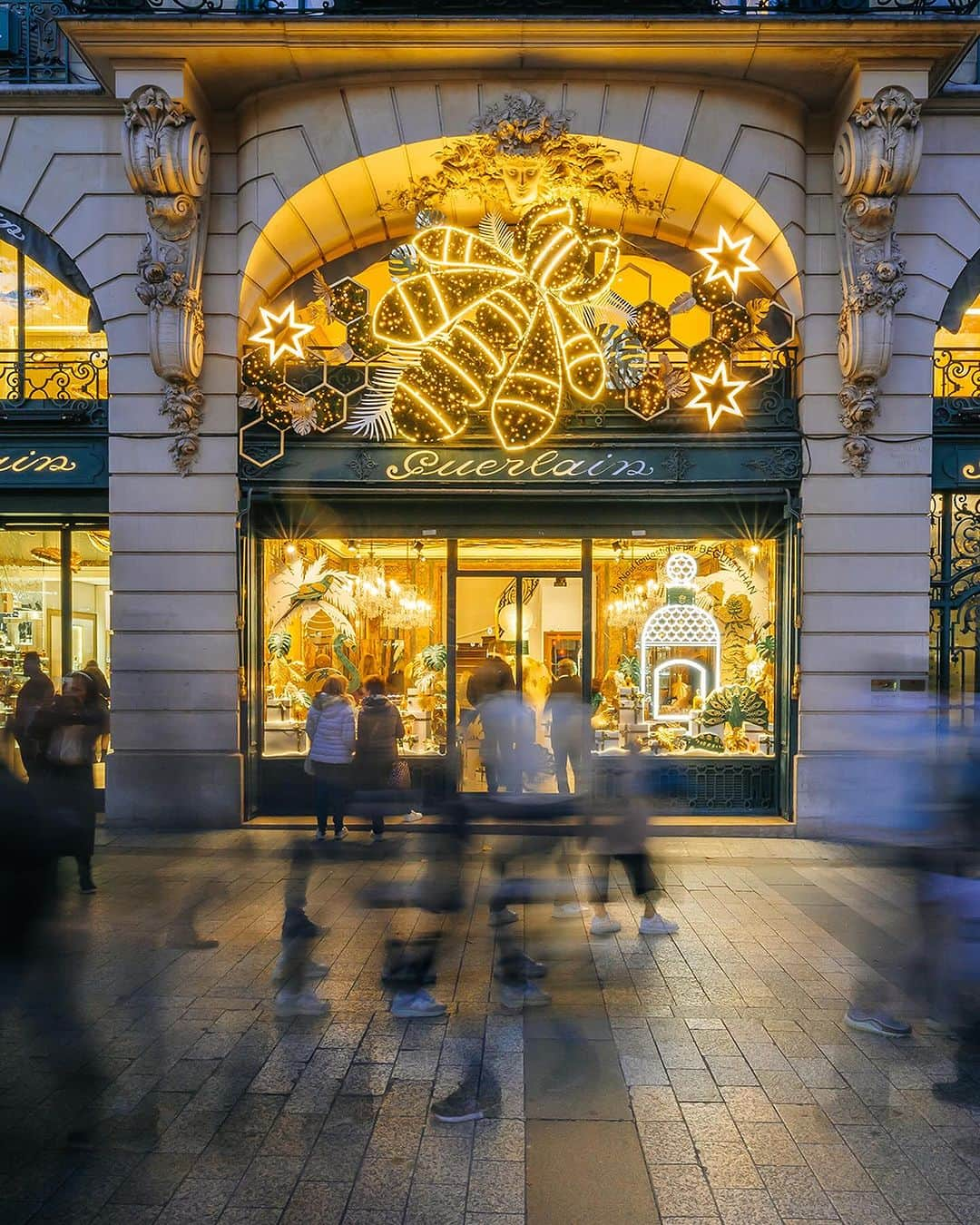 ゲランのインスタグラム：「From Paris, with love. Guerlain's historic flagship boutique at 68, Avenue des Champs-Élysées, Paris opens its doors to reveal a world of holiday magic, inspired by the opulent world of jeweller Begüm Khan. — #BeelieveInFantasy #GuerlainBoutique #ChampsElysees #SavoirFaire #HolidayCollection #Wishlist #Paris」