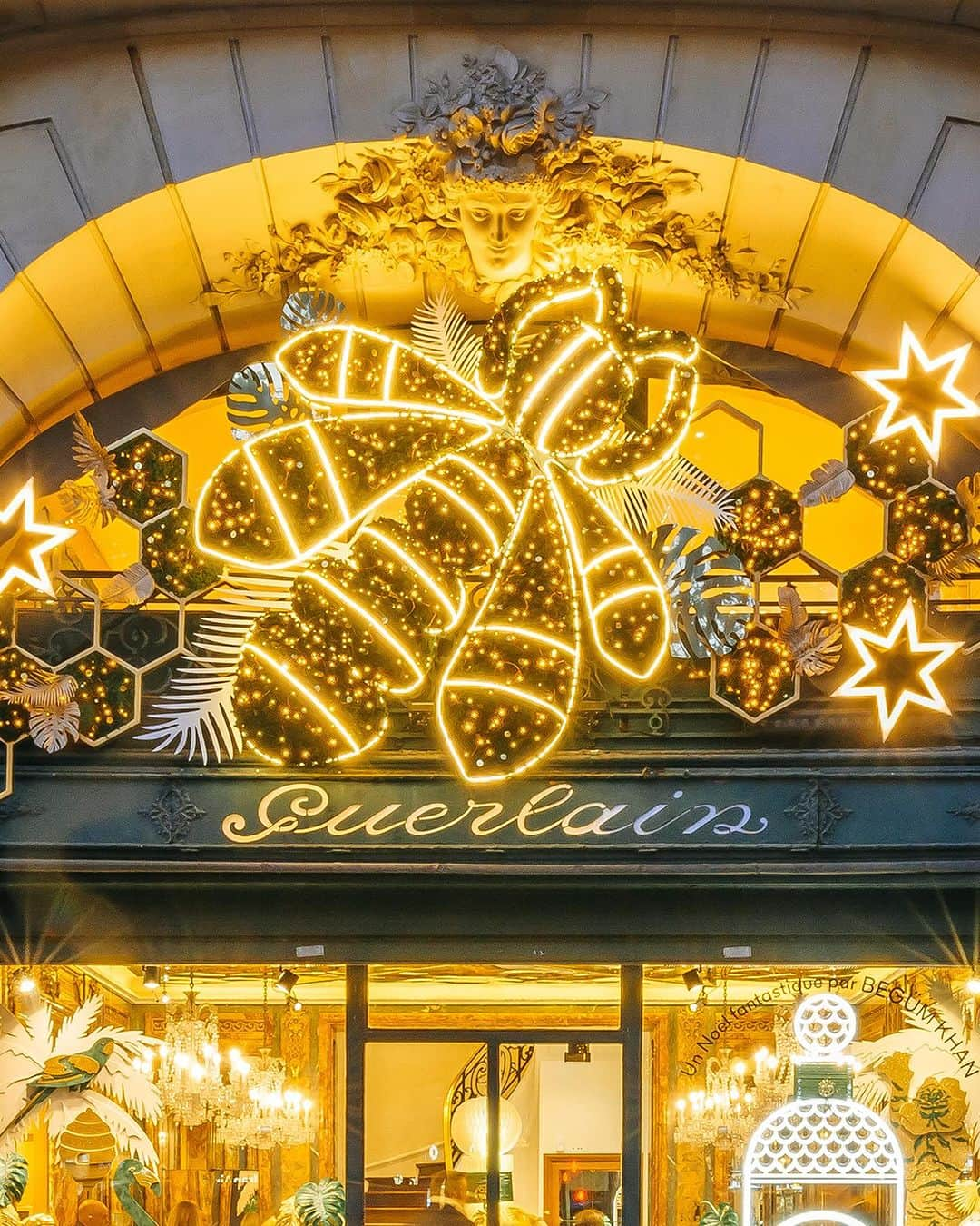 ゲランさんのインスタグラム写真 - (ゲランInstagram)「From Paris, with love. Guerlain's historic flagship boutique at 68, Avenue des Champs-Élysées, Paris opens its doors to reveal a world of holiday magic, inspired by the opulent world of jeweller Begüm Khan. — #BeelieveInFantasy #GuerlainBoutique #ChampsElysees #SavoirFaire #HolidayCollection #Wishlist #Paris」12月5日 0時18分 - guerlain