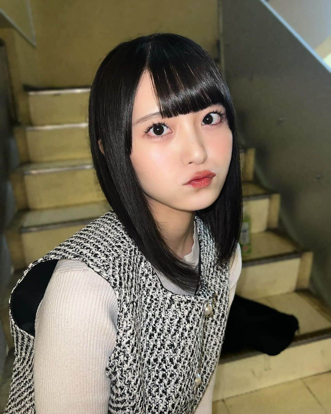 小柴美羽のインスタグラム：「アップめで撮ってみた お洋服見えるようにまた撮ってみる  .  .  .  . #黒髪 #アイドル #前髪 #ヘアスタイル #ヘアアレンジ #メイク#冬 #冬コーデ #コーデ #ファッション #モデル #ブルベ夏 #japanese #japanesegirl #japanesefashion #japaneseidol #idol」