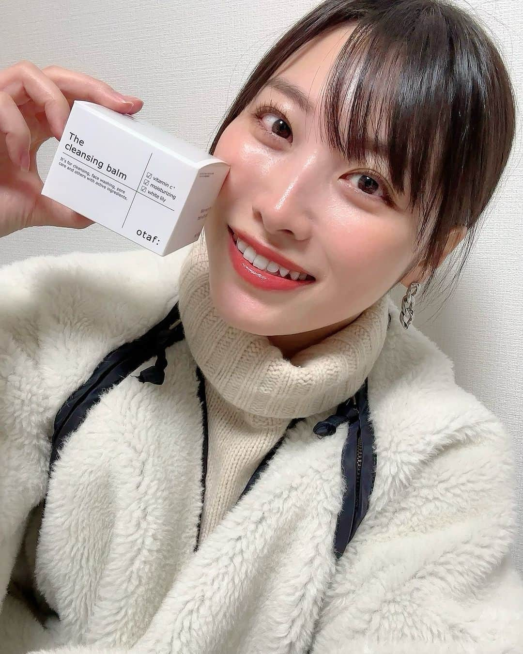 春原未来さんのインスタグラム写真 - (春原未来Instagram)「12月ついたちから新しいクレンジングを使い始めたんだけど,お肌の調子が良い👍🏻✨️  今日かき小屋行ったら,若い店員さんに肌キレイですねって言われた🥹✨️(ありがとうございます🙏)  W洗顔いらず！クレンジング1つでマッサージや美容パックをしてるかのようなケアができる！  なによりすごいのが,クレンジングバームを顔に乗せた瞬間するっと溶けて馴染むということ😳 そしてウォータープルーフのマスカラでさえ,しっかり落ちた！！  皮脂に似た成分で構成されているから肌なじみが良く,角質層への浸透に優れているんだって←  楽にしっかりメイク落としたい人におすすめ！ 皮脂に似た成分だからいろんな肌質の人もすんなり使いやすいと思う！！  メイク落としってデイリーに使うものだからこだわりたいよね。 女子にプレゼントでコスメあげる人多いけど,クレンジングも嬉しいのよねえ🤭  では,メイク落としてきまーす💨  PR @otaf_official #オトアフ #クレンジング #クレンジングバーム #メイク落とし #毛穴クレンジング #韓国スキンケアおすすめ #韓国コスメレビュー #otaf #おすすめクレンジング #肌が綺麗になる #つやつやぷるん #春原未来 #寝る前の日課 #おやすみなさい🌙」12月5日 0時31分 - sunohara_miki