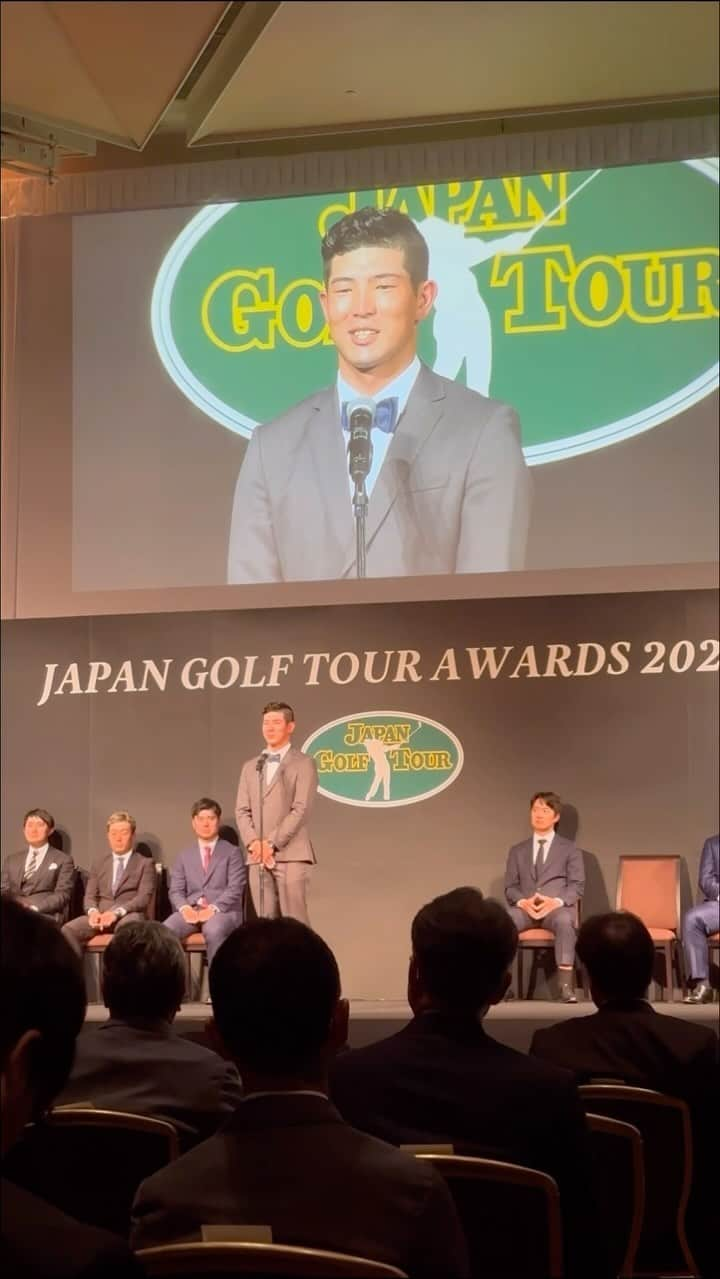  JGTO 男子プロゴルフツアーのインスタグラム：「【2023年ジャパンゴルフツアー表彰式】  🏆最優秀選手賞 🏆賞金ランキング賞 🏆最優秀新人賞 島田トロフィ 🏆平均ストローク賞 🏆バーディ率賞 🏆ゴルフ記者賞  「最優秀選手賞」を受賞したのは年間3勝をマークした中島啓太です👏 その他、「賞金ランキング賞」、「最優秀新人賞 島田トロフィ」など6冠を獲得しました😊  #JGTO #男子ゴルフ #ジャパンゴルフツアー表彰式 #japangolftourawards2023 #中島啓太  #賞金王  #最優秀選手賞  #最優秀新人賞  #バーディ率 #平均ストローク  #ゴルフ記者賞」