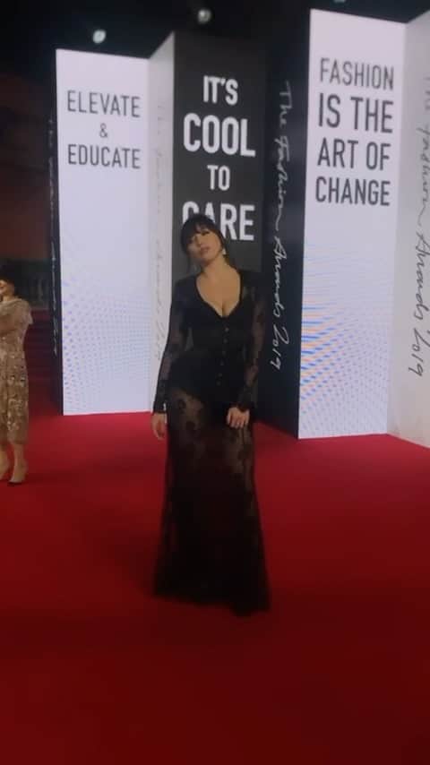デイジー・ロウのインスタグラム：「As tonight is the @britishfashioncouncil British Fashion Awards I wanted to share a little video my agent sent me earlier from 4 years ago… pre pandemic, pre parenting, in a custom @agentprovocateur dress by the ridiculously talented @sarah_shotton_ & @chercoulter   Wishing all the luck and joy to the nominees tonight. It’s always such a special night…   I will be watching through my phone after doing the bed time routine with my little lady.   Oh how times have changed! 😂🩷🩷🩷🩷」