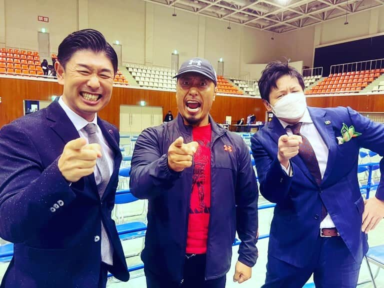 高橋大輔のインスタグラム：「本日、新日本プロレス　  高知大会、実況でした🎤  解説 ミラノコレクションA.T.さん ゲスト 鷹木信悟選手   内藤哲也選手(サプライズ)  とご一緒させていただきました！  鈴木選手が永田選手の身代わりになったシーン、グッときましたね‥  ワールドタッグリーグ、佳境です👊  リーグ戦、最後までどうなるか分からない大混戦です‥  引き続き新日本プロレスワールドでお楽しみください😊  #njpwworld #njwtl #njpw #新日本プロレス #プロレス #ワールドタッグリーグ #高知 #鷹木信悟選手 #内藤哲也選手 #ミラノコレクションat さん #実況 #髙橋大輔 #高橋大輔」