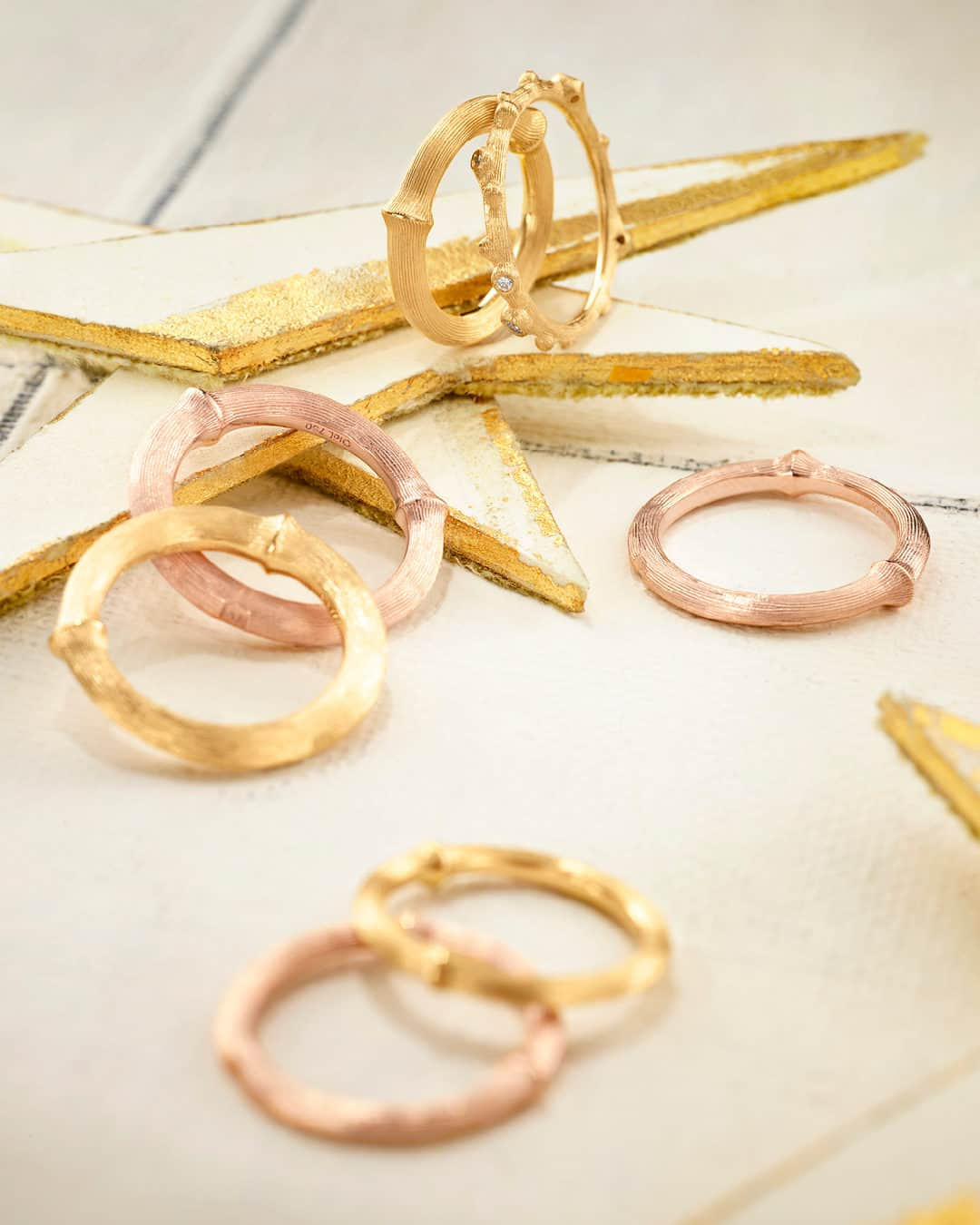 オーレリンガードさんのインスタグラム写真 - (オーレリンガードInstagram)「Golden gifts. Crafted from 18 karat gold, Nature rings are satinized by hand to replicate the organic textures found in nature. Available in four different widths, they are perfect to stack in various metals and to pair with Love bracelets.   Discover the pieces in our stores and through link in bio.  #TimeToTwinkle #OleLynggaardCopenhagen」12月5日 1時00分 - olelynggaardcopenhagen