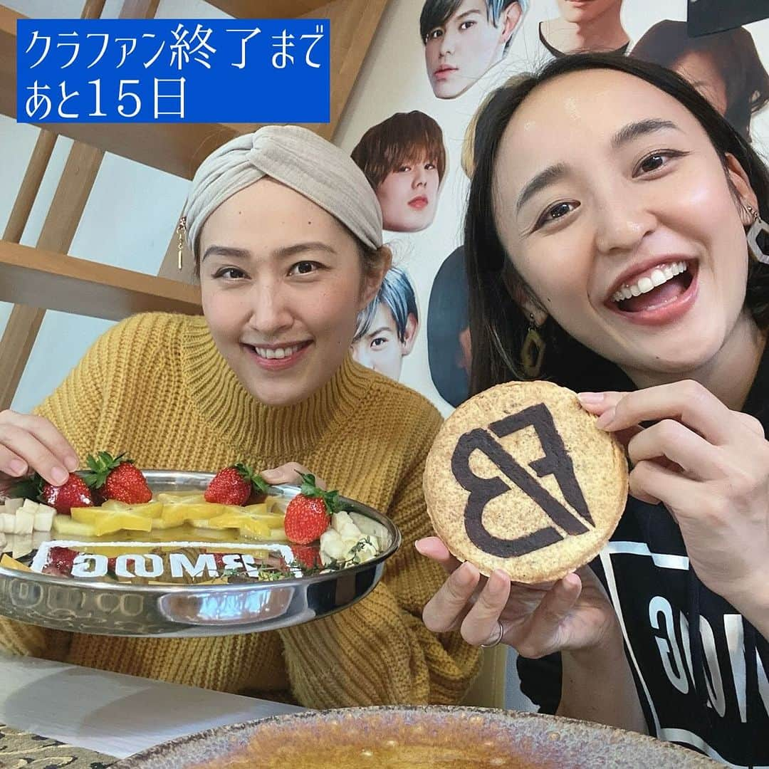 あんじーさんのインスタグラム写真 - (あんじーInstagram)「みなさん、こんばんは！ あんじーです😊 ⁡ 昨日も投稿にたくさんの「いいね」「コメント」 DMまで🥹🙏ありがとうございます✨ ⁡ クラファン終了まで　残り15日✨🔥 目標金額は55万円！ 現在280,000円✨達成率50％✨ コレクター(ご支援いただいた方)の数は 今日までで34名を突破！！😍 ⁡ なんと半分の50％を達成しました！！！ やったぁ〜！！！！！🥰🥳🙌 ⁡ 毎日ストーリーや投稿を見てこのチャレンジのことを知ってくださる方が増え、ご支援の輪が広がっているおかげです😭🙏✨ 皆様の応援エネルギーが呼応し合って 目標達成に確実に一歩ずつ近づいてます🥹 本当にありがとうございます！！😭✨ ⁡ 毎日投稿するチャレンジ✨ こちらも楽しく継続中💪🔥 ぜひお気軽にコメントなどもいただけたら嬉しいです😊 ⁡ ＊＊＊＊＊＊＊＊＊＊ ⁡ 第13話　「あんじーのカレーなる日常②」 ⁡ 今日は完全OFFの日✨ これを意図的に作ることがとっても大切ですね🥹 昨日ハリ治療からのスパイスの会で楽しい時間を過ごし、そのまま師匠のヤス先生ご夫婦のお宅にSTAYさせていただいたのですが… ⁡ 葉山最高！ 海まで3分、裏は山で自然が豊か✨ 鳥の囀り、波の音が心地いいし、空気が美味しい✨ 呼吸も深まり、とってもリラックスモード！ ⁡ 朝のお散歩から帰り、一休みしたあとは ⁡ TRAINING TIME🔥 ⁡ ここ最近まとまった時間をとっての運動をしてこれなかった＆みなさん普段から鍛えているお仲間ばかりだったので、これはやらないわけにはいかないぞ、よし頑張ってみよう！と珍しく運動やる気スイッチON！！笑笑 ⁡ 浜辺をRUN初体験。砂に足がとられて思っていたよりも重い🤣 全然思うように進まない！でも波の音と風が心地よくて心拍上がりながらもゆるゆるRUNが心地のいい疲労感！走るの楽しいかも！って思えたのが収穫✨ ⁡ そこから次は階段ダッシュ！笑笑 (中学の頃の部活を思い出した🤣🏀) 普通の登り４セット、１段飛ばし３セット やり終えたら膝が笑うという表現よりも 前ももが含み笑いしてるみたいになりました！笑笑 ⁡ ラストは追い込みの腹筋。 いやぁ、普段からやってないと腹筋も激落。 ２セットだけでもかなりきつかった🥹 でもやり切った後の達成感や爽やかさがいい。 ⁡ 何事も一緒ですね。 大好きだったはずのものも間が開くと億劫になり また始めようとする時にものすごくエネルギーが必要になるし 思考がうるさくなったりする。 ⁡ 今日久しぶりに運動してみてリアルに思ったこと。 今回のクラファンチャレンジに似てるなぁって 本気で思ったんです！ ⁡ 初めの一歩が考えすぎてしまって足取りが重くなってしまいながらも 徐々に毎日投稿を決心すると現実が勝手に動き出していく。 今日は何を書こうかな〜と書くこと前提で過ごすようになると アンテナが張るようになって心に触れる何かを見つけると嬉しくなる✨ ⁡ クラファンも楽しい！！ 運動も楽しい！！ お料理も楽しい！！ 推し活も楽しい！！ 最近全部が楽しい！！ ⁡ ちょっと前まで生きずらさMAXでとにかく心も体も辛くて 何をするにもエネルギーが沸かなくて 表面的な欲で満たしてもすぐ枯渇するから いつも寂しさや孤独感と闘っていて 死が脳裏を掠めるときもあって ⁡ そんな自分が「楽しい」を前提に 幸せを感じながら過ごせるようになってきた そんな気がして自分の変化が嬉しい😭 ⁡ 本当にたくさんの人のお力をお借りしながら ここまでこれていることに心から感謝したいです。 ⁡ 今回のクラファンにチャレンジできて本当に良かった！！ 今日から折り返し地点50％からラスト100％まで✨ できること全部やるつもりで走り切りますので 引き続き応援よろしくお願いいたします☺️ ⁡ SPICYに生きる💛 ⁡ 【余談ですが】 推し活の裏側の写真、見返すと面白すぎたのでストーリーに載せなかったものも載せました🤣 ちなみに私はLEO🦁推し、まゆなむさんはマナティ🐧推しです🫶笑笑 ⁡ ＊＊＊＊＊＊＊＊＊＊＊＊＊＊＊＊＊＊＊＊＊＊＊＊＊ ⁡ ドキュメンタリー映画を制作するクラファンが先日公開されました🎞️🎉 https://motion-gallery.net/projects/BICinemas-86 ⁡ 映画では、世界で活躍するスパイスアーティストになるまでの歩み・過程をいいところだけでなく、ときに泥臭かったりかっこ悪い部分も曝け出したり、ありのままを描いていきます😌 ⁡ 「始めるのに遅すぎることはない✨好きなことやそれに夢中になっている自分を思い出したい✨自分も何かにチャレンジしてみよう✨」とそんな気持ちになる後押しができる作品が作れたらと考えております🥹🌈 ⁡ もしよろしければ、ご支援の方何卒よろしくお願いいたします☺️🙌 ⁡ #映画 #ドキュメンタリー映画 #映画制作 #起業 #起業女子 #クラウドファンディング #クラファン #クラファン挑戦中 #間借りカレー #スパイスカレー #食育」12月5日 0時41分 - magicangie_curry