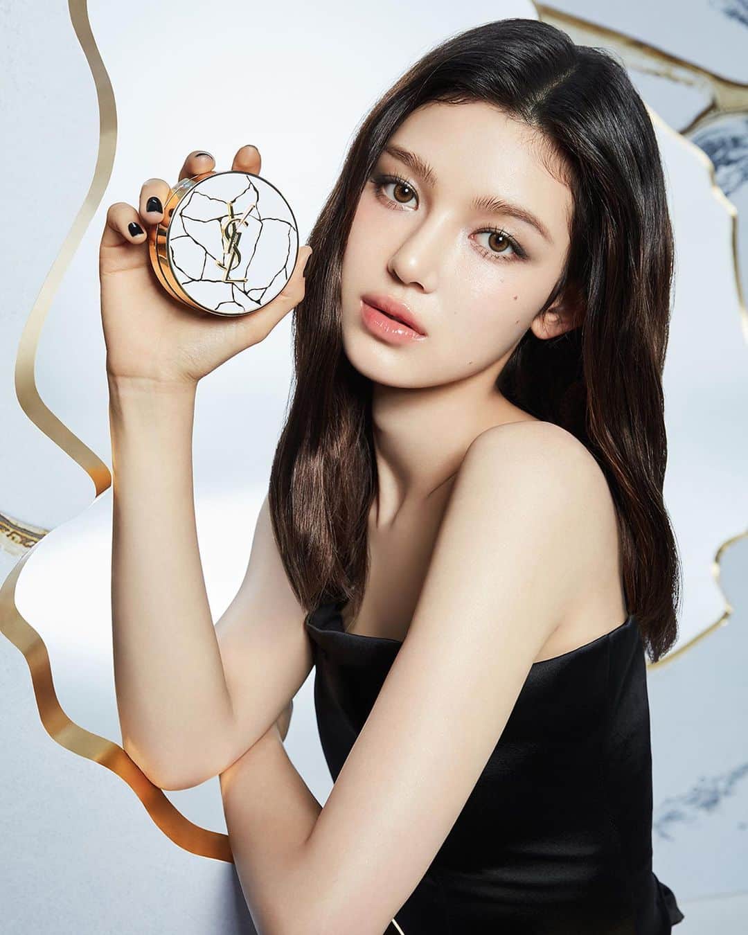 Yves Saint Laurent Beautyのインスタグラム：「#Danielle experiences a holiday glow with the shimmering highlight of a limited edition LE CUSHION ENCRE DE PEAU and the glossy lips of ROUGE VOLUPTÉ CANDY GLAZE.   #YSLBeauty #Holidays #NewJeans #입생로랑뷰티 @NewJeans_Official @Studioioo」