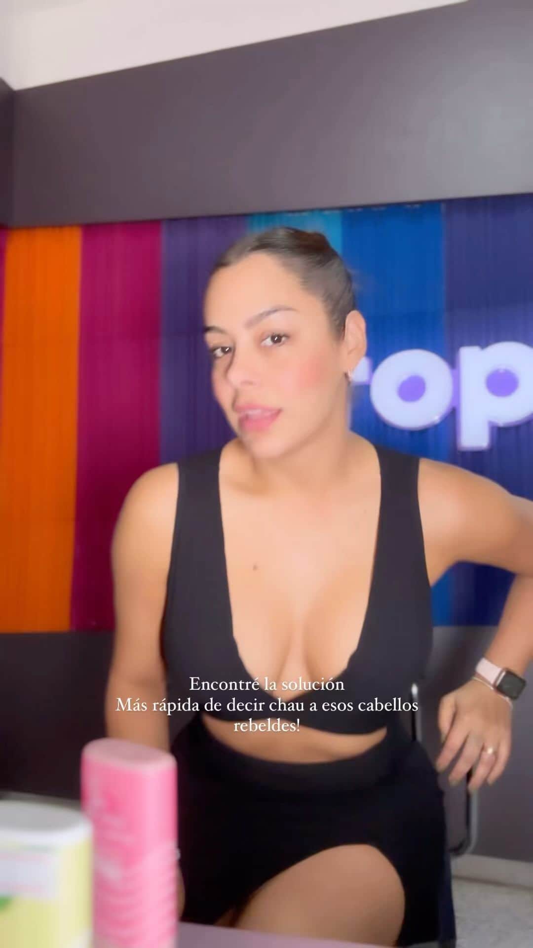 ラリッサ・リケルメのインスタグラム：「Lindo lunes..! 🌸 que tal mi  wet look …? Les gusta 🥰🤩  Súper fácil con estos 2 productos que lo conseguirán en @lionconceptt」