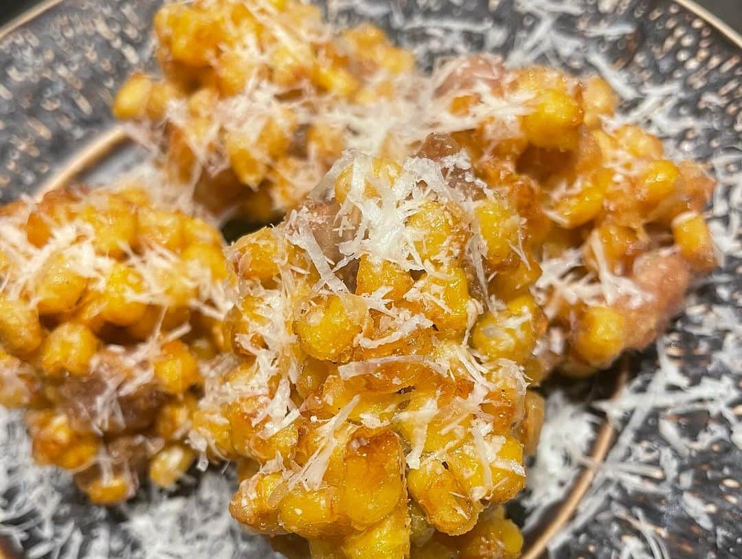 木村好珠さんのインスタグラム写真 - (木村好珠Instagram)「モツ酒場kogane @kogane.sake でモツ三昧☺️♡ とにかくお酒飲む人には持ってこいのおつまみ的な料理がたくさんで最高🍻つまり私には最高🤤🍶♡ この忘年会シーズン、最適なお店です！！  メニュー ◆日本酒に合わせた料理長おまかせ酒肴３種盛り ◆モツ料理５種盛り合わせ ◆リードヴォーとトウモロコシのかき揚げ ◆テールスープのチャンポン麺 ◆ティラミス最中  あん肝やなめろうからはじまり、モツ料理がふんだんに出てきます！とにかくどれもお酒に合う✨️ 日本酒も沢山置いてあるので、ぜひぜひ合わせて飲んで欲しい✨️  #PR #モツ酒場kogane #外苑前ディナー #外苑前グルメ #日本酒女子」12月5日 0時38分 - konomikimura