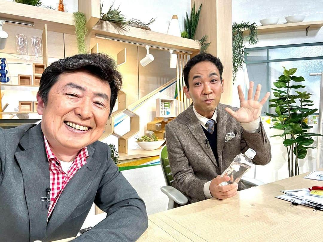 笠井信輔さんのインスタグラム写真 - (笠井信輔Instagram)「ジャーン！天達さんだぁ  毎週月曜は、静岡テレビの夕方のニュース番組「ただいまテレビ」レギュラーの日  今日は天達さんと一緒でした😃  スタジオでの共演は、 2019年12月19日 私が「とくダネ!」でがんを公表して そのまま入院した、4年前のあの日以来 めちゃくちゃ嬉しかったです  Xでも、良い反応が上がっていて、ありがたいです  しかも、お隣の席  「とくダネ！ 」での15年間以上、隣に座ったことがなかったのです  なんか懐かしい暖かな空気 の中で出演することができました  あまちゃん、また一緒に仕事しましょうね！」12月5日 0時49分 - shinsuke.kasai