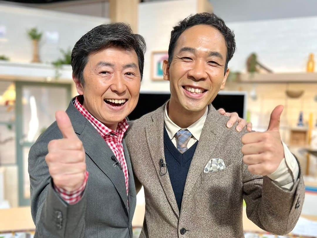 笠井信輔さんのインスタグラム写真 - (笠井信輔Instagram)「ジャーン！天達さんだぁ  毎週月曜は、静岡テレビの夕方のニュース番組「ただいまテレビ」レギュラーの日  今日は天達さんと一緒でした😃  スタジオでの共演は、 2019年12月19日 私が「とくダネ!」でがんを公表して そのまま入院した、4年前のあの日以来 めちゃくちゃ嬉しかったです  Xでも、良い反応が上がっていて、ありがたいです  しかも、お隣の席  「とくダネ！ 」での15年間以上、隣に座ったことがなかったのです  なんか懐かしい暖かな空気 の中で出演することができました  あまちゃん、また一緒に仕事しましょうね！」12月5日 0時49分 - shinsuke.kasai