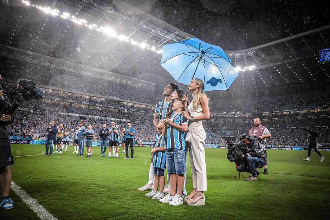 ルイス・アルベルト・スアレスのインスタグラム：「Mi familia y yo queremos agradecerles a todos el cariño y lo vivido ayer en el ARENA DO GREMIO 🤯  Fue un día increible e inolvidable, los llevaremos en nuestro corazón por siempre 💙  Sé que muchos no pudieron ir, gracias igual por el afecto 🙌🏼」