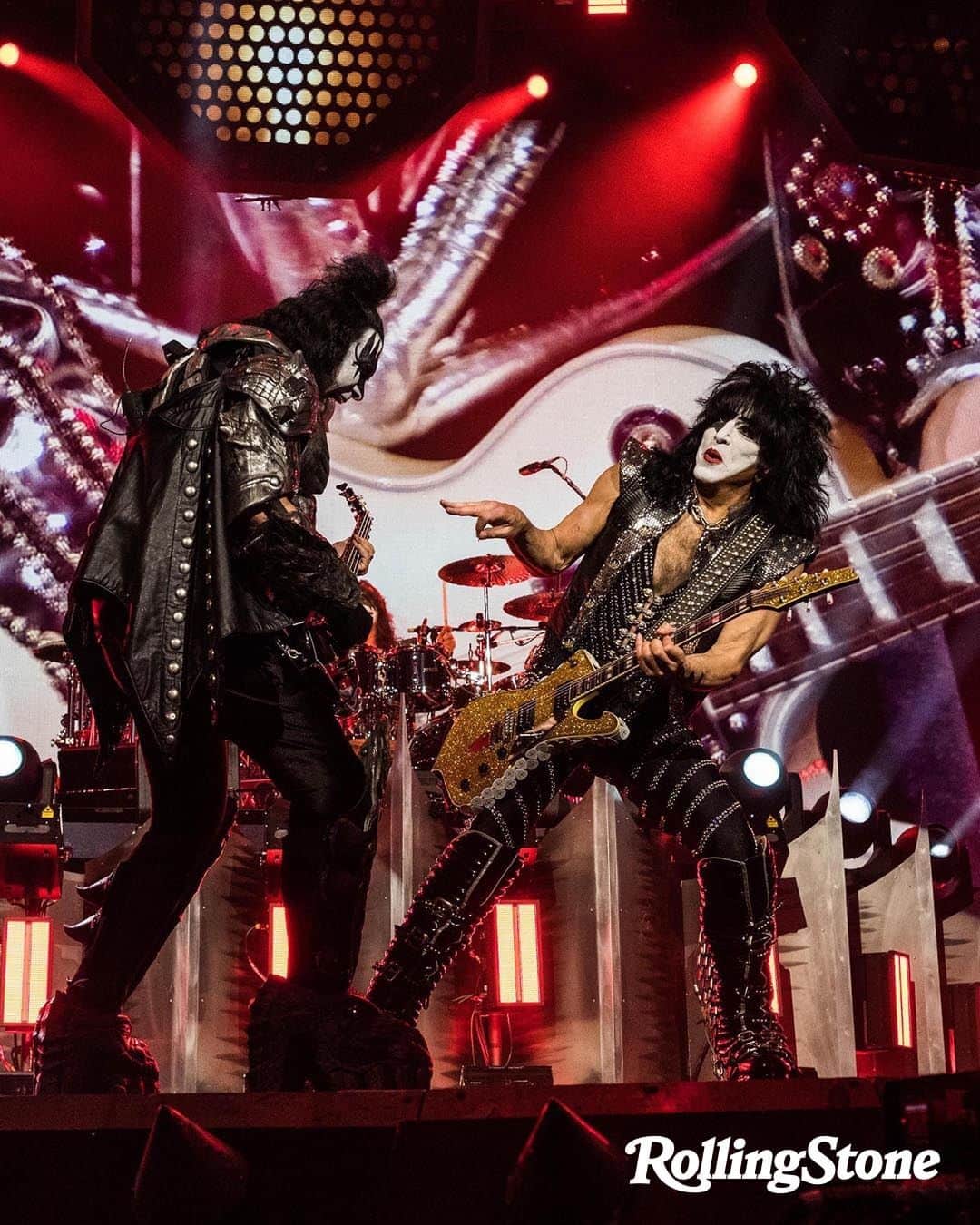 Rolling Stoneのインスタグラム：「KISS (@kissonline) performed their final concert of the "End of the Road" tour Saturday at NYC's Madison Square Garden. 📸 @sachalecca for Rolling Stone」