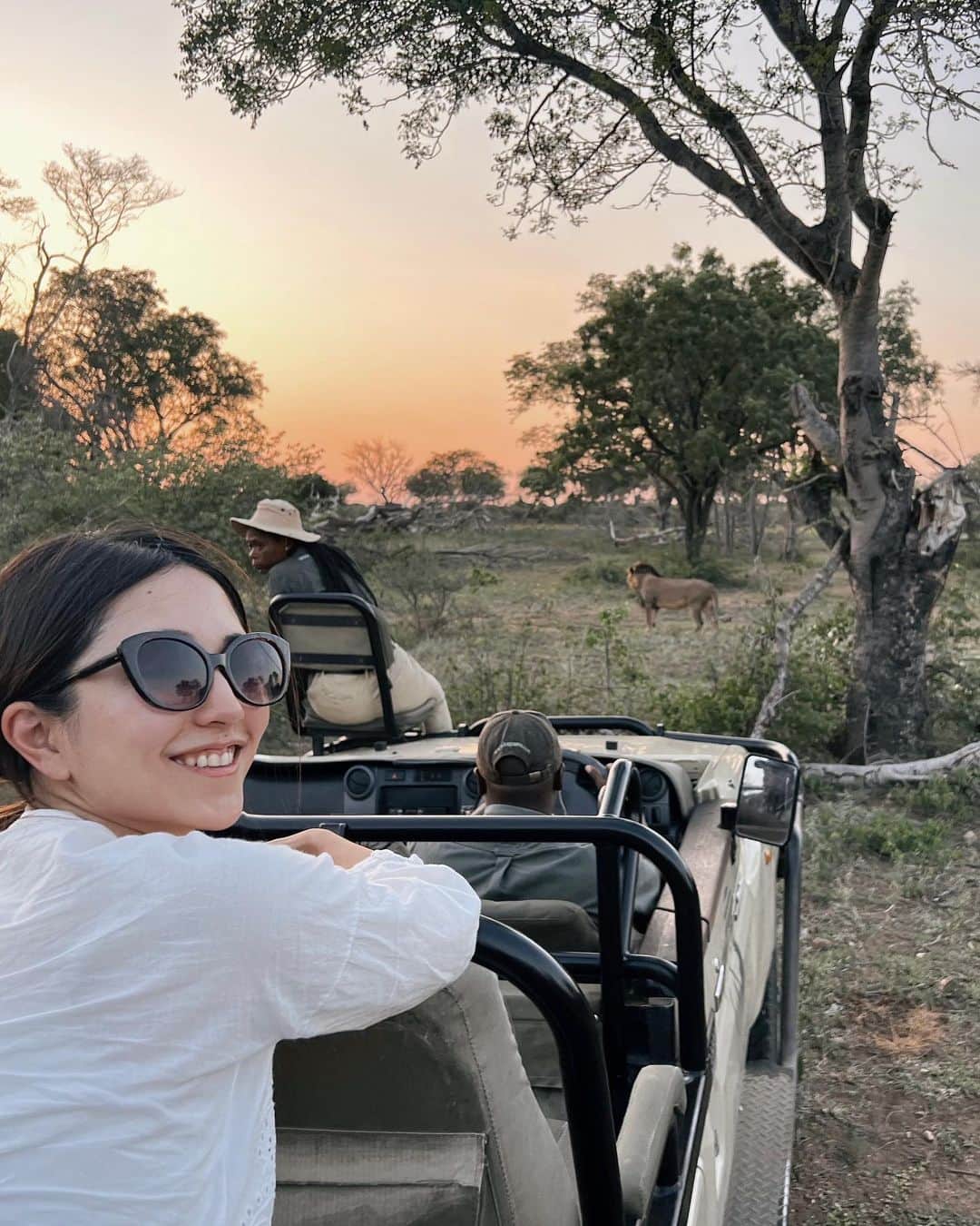 Remiさんのインスタグラム写真 - (RemiInstagram)「family safari life🛻🦓🐆🐘🦒 世界一周やアフリカサファリはまだ子供たちには早いという意見もあるかもだけど、4歳と6歳のこのタイミングで、4人揃って来れて本当に良かった✨  「いつか、じゃなく今」 いつか、の時にこの気持ちがある保証はないから、できる時に叶えたい🫶🏽 ワクワクできる瞬間大事にしたいと思います。  サファリでは動物たちを撮るのに夢中で自分たちを撮るのを忘れがち。 子供たちの記憶にどれだけ残るか分からないけど、いつか思い出を語る時のためにも、自分たちがいた記録もしっかり残そう🤳  ———— 📍#KrugerNationalPark , #SouthAfrica🇿🇦 🐘 @kapamaprivategamereserve  🗓 2023.11.24-26  世界一周日記はアメブロ& @hh.channel2023 にて🎬  #子連れサファリ #カパマリバーロッジ #クルーガー国立公園 #アフリカサファリ #サファリ旅 #子連れアフリカ #子連れ旅行 #子連れ世界一周 #世界一周中 #世界一周旅行 #kapama #kapamariverlodge #krugerpark #SouthAfrica #🇿🇦#worldroundtrip #africansafari #safarilife #remi_world2023」12月5日 0時42分 - remi_912