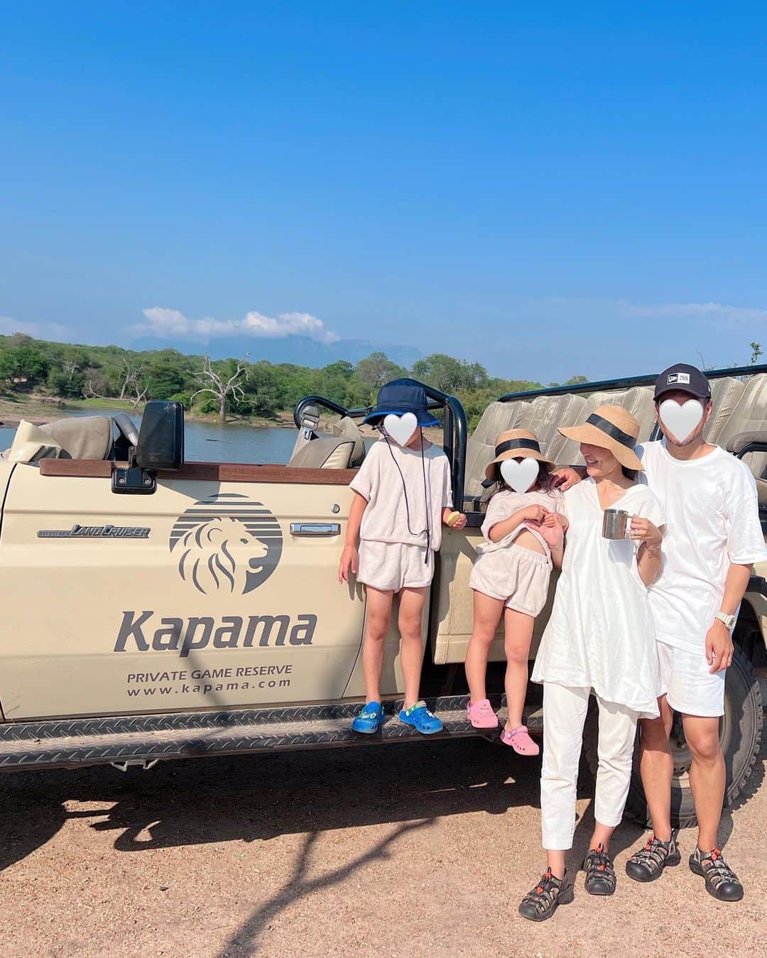 Remiさんのインスタグラム写真 - (RemiInstagram)「family safari life🛻🦓🐆🐘🦒 世界一周やアフリカサファリはまだ子供たちには早いという意見もあるかもだけど、4歳と6歳のこのタイミングで、4人揃って来れて本当に良かった✨  「いつか、じゃなく今」 いつか、の時にこの気持ちがある保証はないから、できる時に叶えたい🫶🏽 ワクワクできる瞬間大事にしたいと思います。  サファリでは動物たちを撮るのに夢中で自分たちを撮るのを忘れがち。 子供たちの記憶にどれだけ残るか分からないけど、いつか思い出を語る時のためにも、自分たちがいた記録もしっかり残そう🤳  ———— 📍#KrugerNationalPark , #SouthAfrica🇿🇦 🐘 @kapamaprivategamereserve  🗓 2023.11.24-26  世界一周日記はアメブロ& @hh.channel2023 にて🎬  #子連れサファリ #カパマリバーロッジ #クルーガー国立公園 #アフリカサファリ #サファリ旅 #子連れアフリカ #子連れ旅行 #子連れ世界一周 #世界一周中 #世界一周旅行 #kapama #kapamariverlodge #krugerpark #SouthAfrica #🇿🇦#worldroundtrip #africansafari #safarilife #remi_world2023」12月5日 0時42分 - remi_912