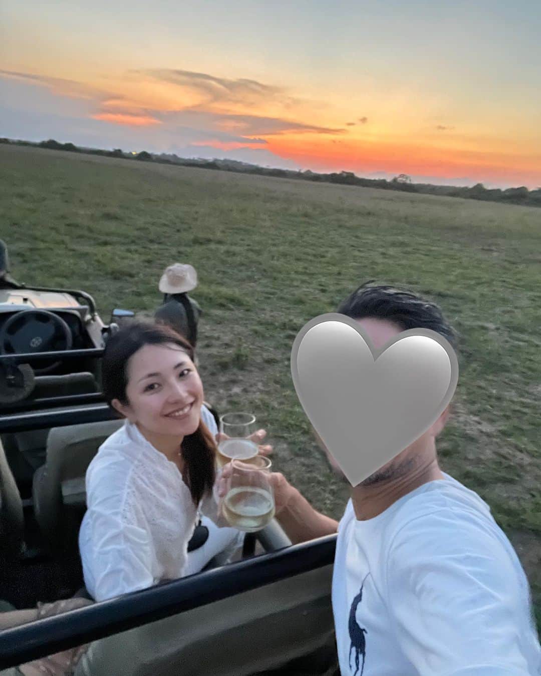 Remiさんのインスタグラム写真 - (RemiInstagram)「family safari life🛻🦓🐆🐘🦒 世界一周やアフリカサファリはまだ子供たちには早いという意見もあるかもだけど、4歳と6歳のこのタイミングで、4人揃って来れて本当に良かった✨  「いつか、じゃなく今」 いつか、の時にこの気持ちがある保証はないから、できる時に叶えたい🫶🏽 ワクワクできる瞬間大事にしたいと思います。  サファリでは動物たちを撮るのに夢中で自分たちを撮るのを忘れがち。 子供たちの記憶にどれだけ残るか分からないけど、いつか思い出を語る時のためにも、自分たちがいた記録もしっかり残そう🤳  ———— 📍#KrugerNationalPark , #SouthAfrica🇿🇦 🐘 @kapamaprivategamereserve  🗓 2023.11.24-26  世界一周日記はアメブロ& @hh.channel2023 にて🎬  #子連れサファリ #カパマリバーロッジ #クルーガー国立公園 #アフリカサファリ #サファリ旅 #子連れアフリカ #子連れ旅行 #子連れ世界一周 #世界一周中 #世界一周旅行 #kapama #kapamariverlodge #krugerpark #SouthAfrica #🇿🇦#worldroundtrip #africansafari #safarilife #remi_world2023」12月5日 0時42分 - remi_912