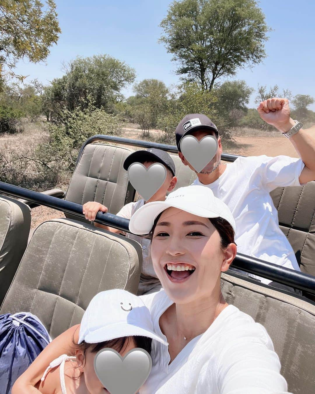 Remiさんのインスタグラム写真 - (RemiInstagram)「family safari life🛻🦓🐆🐘🦒 世界一周やアフリカサファリはまだ子供たちには早いという意見もあるかもだけど、4歳と6歳のこのタイミングで、4人揃って来れて本当に良かった✨  「いつか、じゃなく今」 いつか、の時にこの気持ちがある保証はないから、できる時に叶えたい🫶🏽 ワクワクできる瞬間大事にしたいと思います。  サファリでは動物たちを撮るのに夢中で自分たちを撮るのを忘れがち。 子供たちの記憶にどれだけ残るか分からないけど、いつか思い出を語る時のためにも、自分たちがいた記録もしっかり残そう🤳  ———— 📍#KrugerNationalPark , #SouthAfrica🇿🇦 🐘 @kapamaprivategamereserve  🗓 2023.11.24-26  世界一周日記はアメブロ& @hh.channel2023 にて🎬  #子連れサファリ #カパマリバーロッジ #クルーガー国立公園 #アフリカサファリ #サファリ旅 #子連れアフリカ #子連れ旅行 #子連れ世界一周 #世界一周中 #世界一周旅行 #kapama #kapamariverlodge #krugerpark #SouthAfrica #🇿🇦#worldroundtrip #africansafari #safarilife #remi_world2023」12月5日 0時42分 - remi_912