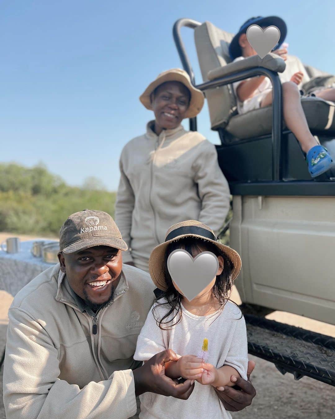 Remiさんのインスタグラム写真 - (RemiInstagram)「family safari life🛻🦓🐆🐘🦒 世界一周やアフリカサファリはまだ子供たちには早いという意見もあるかもだけど、4歳と6歳のこのタイミングで、4人揃って来れて本当に良かった✨  「いつか、じゃなく今」 いつか、の時にこの気持ちがある保証はないから、できる時に叶えたい🫶🏽 ワクワクできる瞬間大事にしたいと思います。  サファリでは動物たちを撮るのに夢中で自分たちを撮るのを忘れがち。 子供たちの記憶にどれだけ残るか分からないけど、いつか思い出を語る時のためにも、自分たちがいた記録もしっかり残そう🤳  ———— 📍#KrugerNationalPark , #SouthAfrica🇿🇦 🐘 @kapamaprivategamereserve  🗓 2023.11.24-26  世界一周日記はアメブロ& @hh.channel2023 にて🎬  #子連れサファリ #カパマリバーロッジ #クルーガー国立公園 #アフリカサファリ #サファリ旅 #子連れアフリカ #子連れ旅行 #子連れ世界一周 #世界一周中 #世界一周旅行 #kapama #kapamariverlodge #krugerpark #SouthAfrica #🇿🇦#worldroundtrip #africansafari #safarilife #remi_world2023」12月5日 0時42分 - remi_912