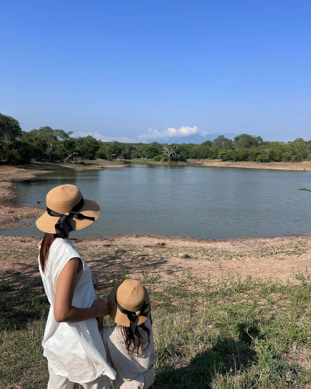 Remiさんのインスタグラム写真 - (RemiInstagram)「family safari life🛻🦓🐆🐘🦒 世界一周やアフリカサファリはまだ子供たちには早いという意見もあるかもだけど、4歳と6歳のこのタイミングで、4人揃って来れて本当に良かった✨  「いつか、じゃなく今」 いつか、の時にこの気持ちがある保証はないから、できる時に叶えたい🫶🏽 ワクワクできる瞬間大事にしたいと思います。  サファリでは動物たちを撮るのに夢中で自分たちを撮るのを忘れがち。 子供たちの記憶にどれだけ残るか分からないけど、いつか思い出を語る時のためにも、自分たちがいた記録もしっかり残そう🤳  ———— 📍#KrugerNationalPark , #SouthAfrica🇿🇦 🐘 @kapamaprivategamereserve  🗓 2023.11.24-26  世界一周日記はアメブロ& @hh.channel2023 にて🎬  #子連れサファリ #カパマリバーロッジ #クルーガー国立公園 #アフリカサファリ #サファリ旅 #子連れアフリカ #子連れ旅行 #子連れ世界一周 #世界一周中 #世界一周旅行 #kapama #kapamariverlodge #krugerpark #SouthAfrica #🇿🇦#worldroundtrip #africansafari #safarilife #remi_world2023」12月5日 0時42分 - remi_912