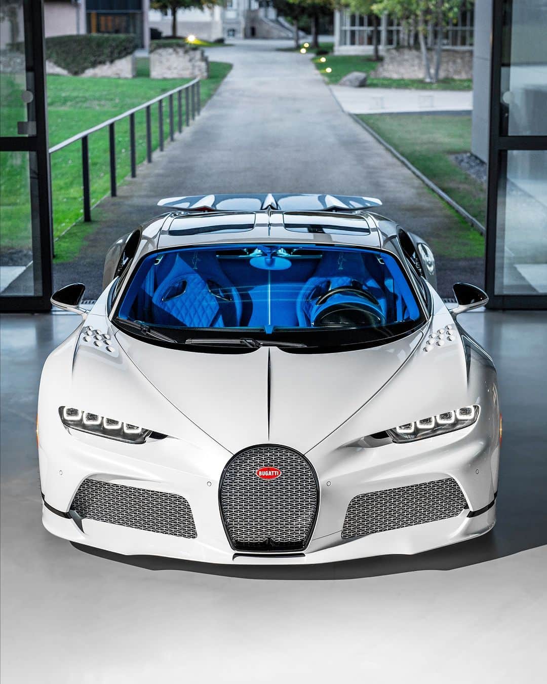 ブガッティさんのインスタグラム写真 - (ブガッティInstagram)「Dive into the epitome of performance and luxury with the CHIRON Super Sport: A fusion of aerodynamic mastery, engineering excellence, and artisanal craftsmanship.  Meticulously crafted alongside its Canadian owner, this bold creation embodies BUGATTI's unrivalled legacy. Adorned in ‘Glacier’ White, the masterpiece conveys stunning contrast with its vivid ‘French Racing Blue’ interior.   #BUGATTI #CHIRONSuperSport  – WLTP: bugatti.link/consumption」12月5日 0時47分 - bugatti