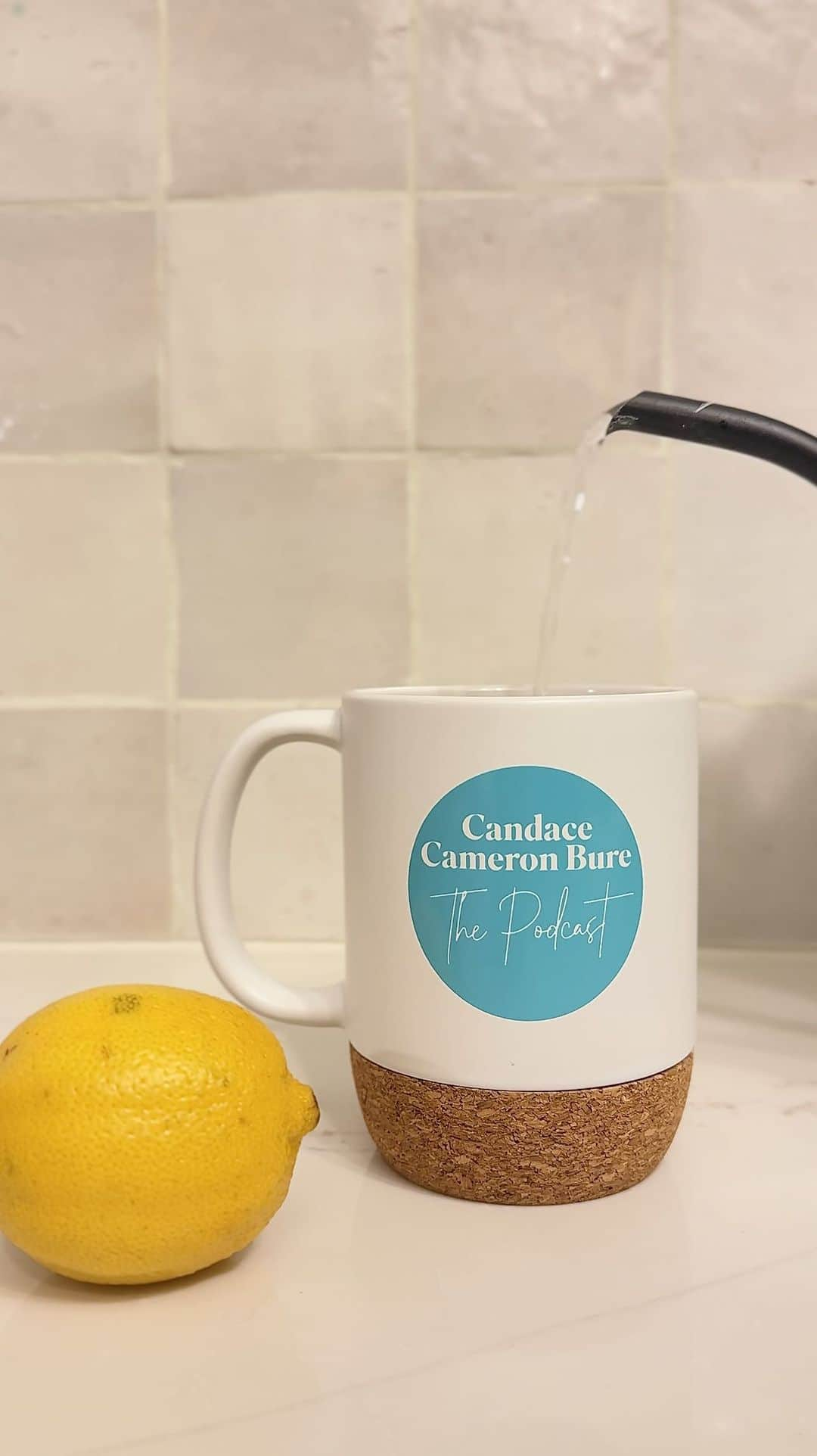 キャンディス・キャメロン・ブレのインスタグラム：「Sip, sip 🍵— for a LIMITED TIME you can shop the @candacecameronburepodcast podcast mug that so many of you DM me about! They are only available until December 11th with free shipping 🙌🏼 and once the sale closes, that’s it!  Go to Candace.com and click SHOP NOW #ccbpodcast」