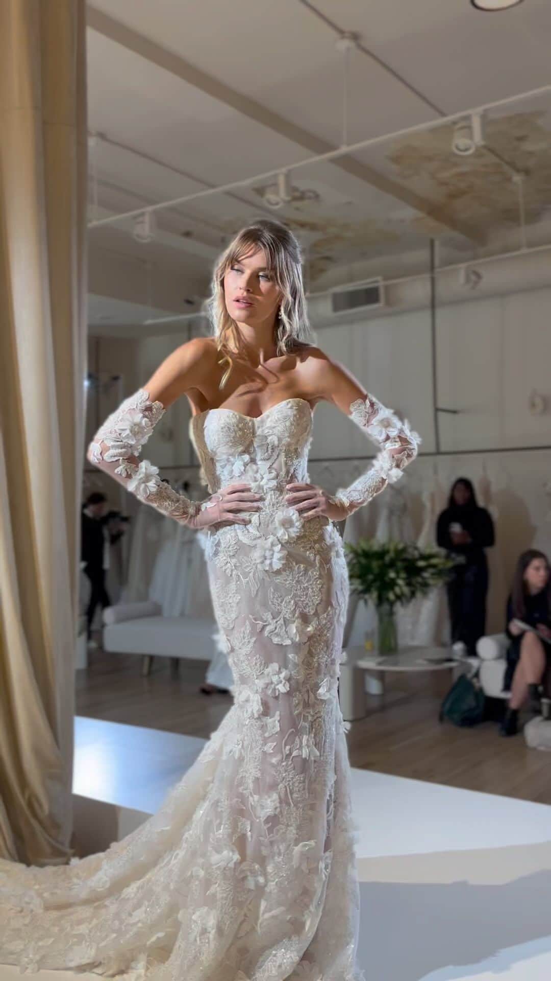 Galia Lahavのインスタグラム：「Something about SKY... where dreams take flight in this Galia Lahav masterpiece. This trumpet corsetted gown is a love letter to romance, where each curve becomes a poetic expression of grace✨ #GLbride #galialahav」