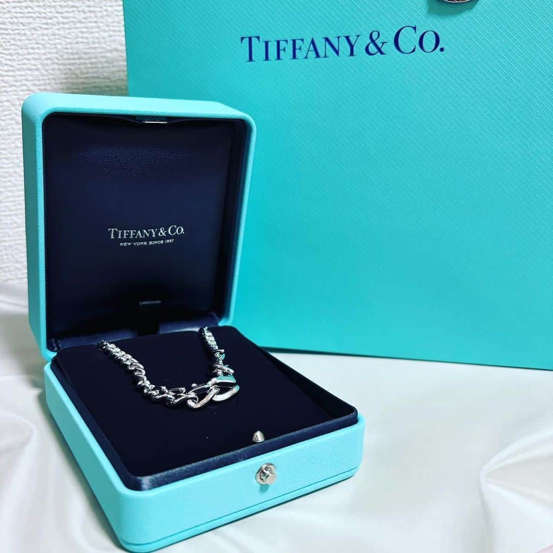 胡桃沢まひるのインスタグラム：「今年の自分の誕生日はTiffanyのネックレスにしました🫶🏻 てぃふぁにーでびゅー♡ いろんなお店見て悩んだけどときめくものを、選んだよ💎  年に1度の日なので、節目も込めて👼🏻🫶🏻 大切に使うぞ～ 見たらみんな褒めてね！笑  #tiffanyandco #birthday #necklace #ネックレス #accessories」