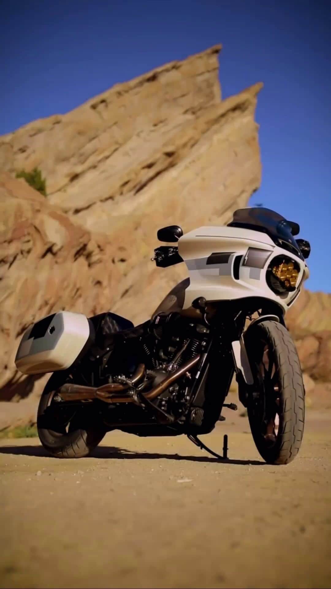 Harley-Davidsonのインスタグラム：「Hot shot.​  📹 @OneBadST​  #HarleyDavidson #LowRiderST」