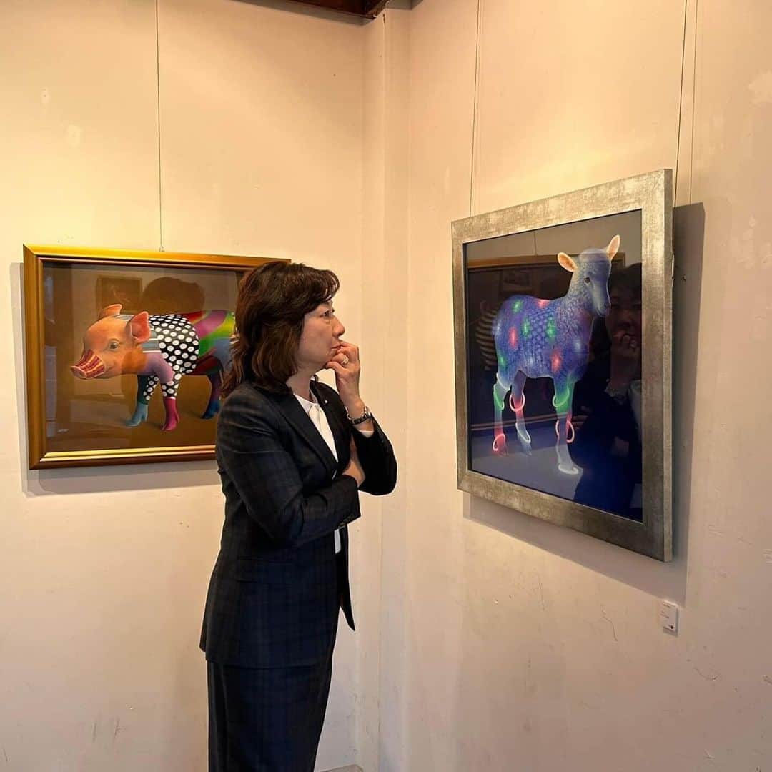 野田聖子さんのインスタグラム写真 - (野田聖子Instagram)「私が大ファンの画家 奥村晃史展が開かれると聞き、駆けつけてきました。先生には、国会の委員会室に飾られている私の肖像画も描いていただいたほどです。 今回も魅力的な作品ばかりで、ずっと見ていたくなります。 先生の個展は岐阜のギャラリー水無月で12月12日まで開催中です。  #野田聖子」12月4日 16時05分 - seiko.noda