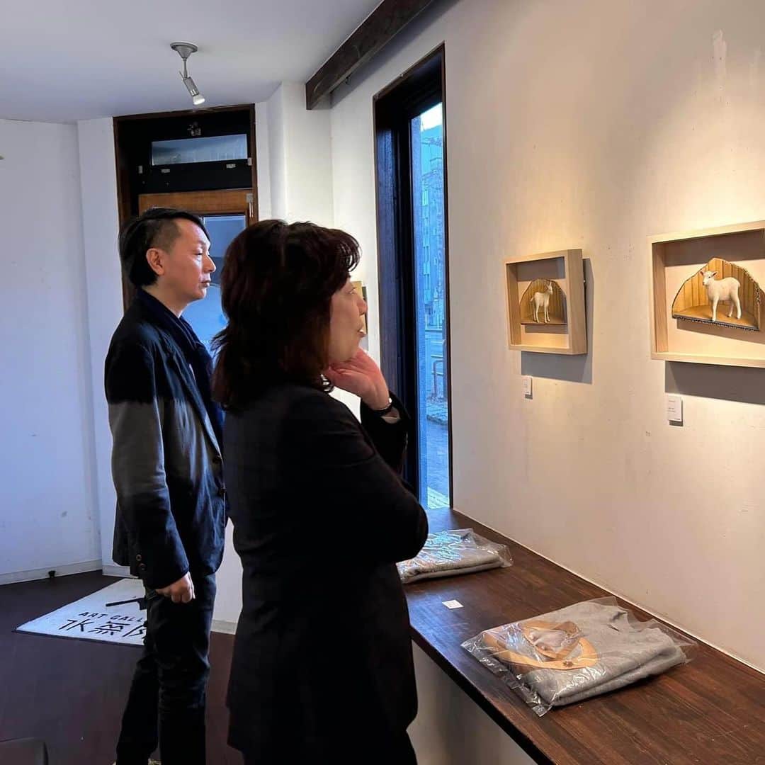 野田聖子のインスタグラム：「私が大ファンの画家 奥村晃史展が開かれると聞き、駆けつけてきました。先生には、国会の委員会室に飾られている私の肖像画も描いていただいたほどです。 今回も魅力的な作品ばかりで、ずっと見ていたくなります。 先生の個展は岐阜のギャラリー水無月で12月12日まで開催中です。  #野田聖子」