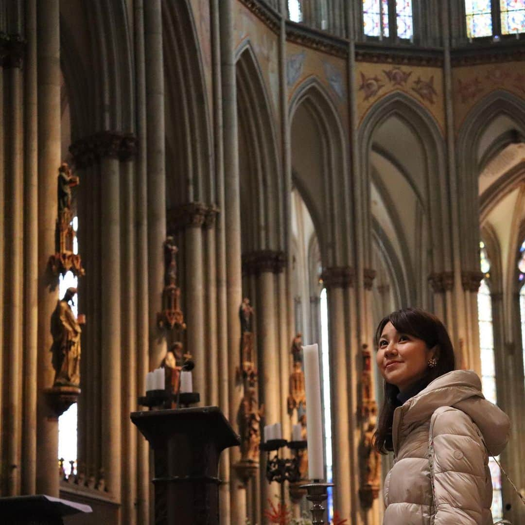 荒木優里さんのインスタグラム写真 - (荒木優里Instagram)「✈️ 🇩🇪ドイツ旅行🇩🇪 〜ケルン②〜  世界遺産のケルン大聖堂を見学☺️❣️  世界最大のゴシック様式の建築物とされる 高さ157mの大きさに圧倒されます😳😳  内部の天井も40m以上もあってとても開放的✨ 1つ1つ雰囲気が異なるステンドグラスが並び、 幻想的な空間でした🌟  建てられてから今に至るまで ここはどんな場所だったのだろうと 歴史を詳しく知りたくなりました🥹  やはり自分の目で見て感じることって大事だなーと 改めて思った日🧸🍀  #thanksgivingtrip #ドイツ旅行 #germany  #ケルン #köln #ケルン大聖堂 #kölnerdom  #アメリカ生活 #アメリカ暮らし #ニューヨーク #ニューヨーク生活  #ニューヨーク暮らし #ニューヨーク在住 #Newyork #NYC #NY #アメリカ在住日本人 #帯同妻 #渡米記録 #海外生活 #travel #trip #旅行好き #アナウンサー #フリーアナウンサー #荒木優里 #荒木優里のゆるりアメリカ生活」12月4日 15時57分 - yuriaraki0726