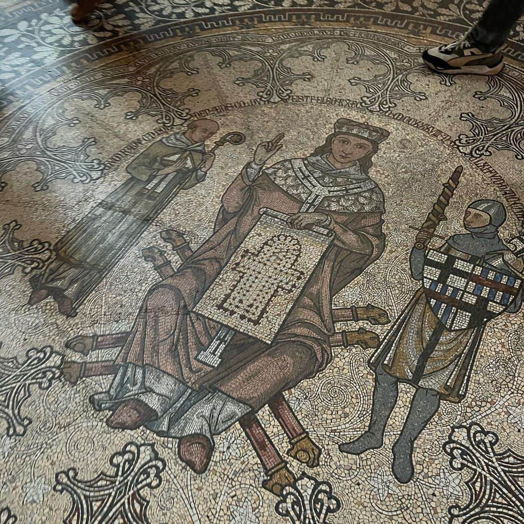 荒木優里さんのインスタグラム写真 - (荒木優里Instagram)「✈️ 🇩🇪ドイツ旅行🇩🇪 〜ケルン②〜  世界遺産のケルン大聖堂を見学☺️❣️  世界最大のゴシック様式の建築物とされる 高さ157mの大きさに圧倒されます😳😳  内部の天井も40m以上もあってとても開放的✨ 1つ1つ雰囲気が異なるステンドグラスが並び、 幻想的な空間でした🌟  建てられてから今に至るまで ここはどんな場所だったのだろうと 歴史を詳しく知りたくなりました🥹  やはり自分の目で見て感じることって大事だなーと 改めて思った日🧸🍀  #thanksgivingtrip #ドイツ旅行 #germany  #ケルン #köln #ケルン大聖堂 #kölnerdom  #アメリカ生活 #アメリカ暮らし #ニューヨーク #ニューヨーク生活  #ニューヨーク暮らし #ニューヨーク在住 #Newyork #NYC #NY #アメリカ在住日本人 #帯同妻 #渡米記録 #海外生活 #travel #trip #旅行好き #アナウンサー #フリーアナウンサー #荒木優里 #荒木優里のゆるりアメリカ生活」12月4日 15時57分 - yuriaraki0726