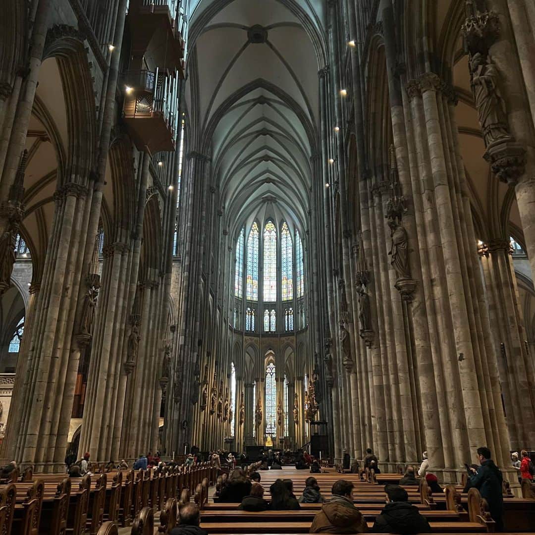 荒木優里さんのインスタグラム写真 - (荒木優里Instagram)「✈️ 🇩🇪ドイツ旅行🇩🇪 〜ケルン②〜  世界遺産のケルン大聖堂を見学☺️❣️  世界最大のゴシック様式の建築物とされる 高さ157mの大きさに圧倒されます😳😳  内部の天井も40m以上もあってとても開放的✨ 1つ1つ雰囲気が異なるステンドグラスが並び、 幻想的な空間でした🌟  建てられてから今に至るまで ここはどんな場所だったのだろうと 歴史を詳しく知りたくなりました🥹  やはり自分の目で見て感じることって大事だなーと 改めて思った日🧸🍀  #thanksgivingtrip #ドイツ旅行 #germany  #ケルン #köln #ケルン大聖堂 #kölnerdom  #アメリカ生活 #アメリカ暮らし #ニューヨーク #ニューヨーク生活  #ニューヨーク暮らし #ニューヨーク在住 #Newyork #NYC #NY #アメリカ在住日本人 #帯同妻 #渡米記録 #海外生活 #travel #trip #旅行好き #アナウンサー #フリーアナウンサー #荒木優里 #荒木優里のゆるりアメリカ生活」12月4日 15時57分 - yuriaraki0726