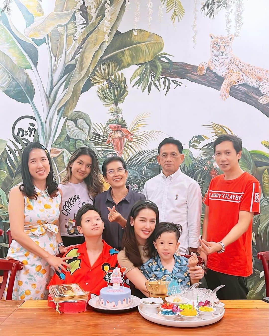 アミーナ・ピニットのインスタグラム：「ครอบครัว #บ้านพินิจ16 #ไทแทนครับ👦🏻 #thaitan🐒 🏡❤️」