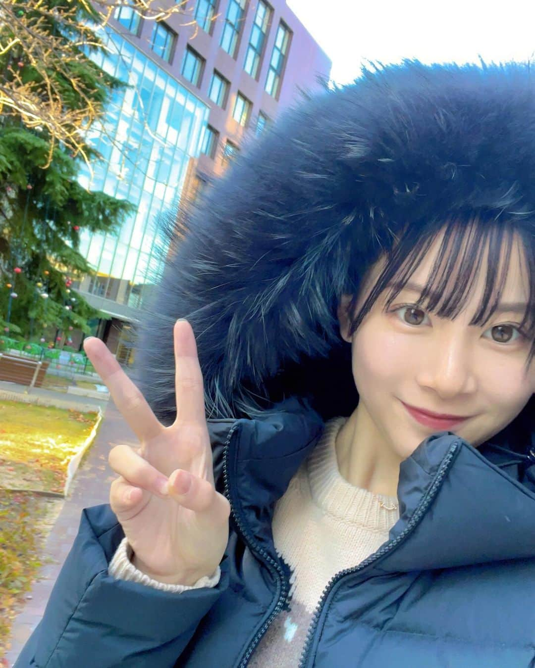 坊迫咲藍のインスタグラム：「大学のクリスマスツリーと写真を撮りたかった🎄👀」