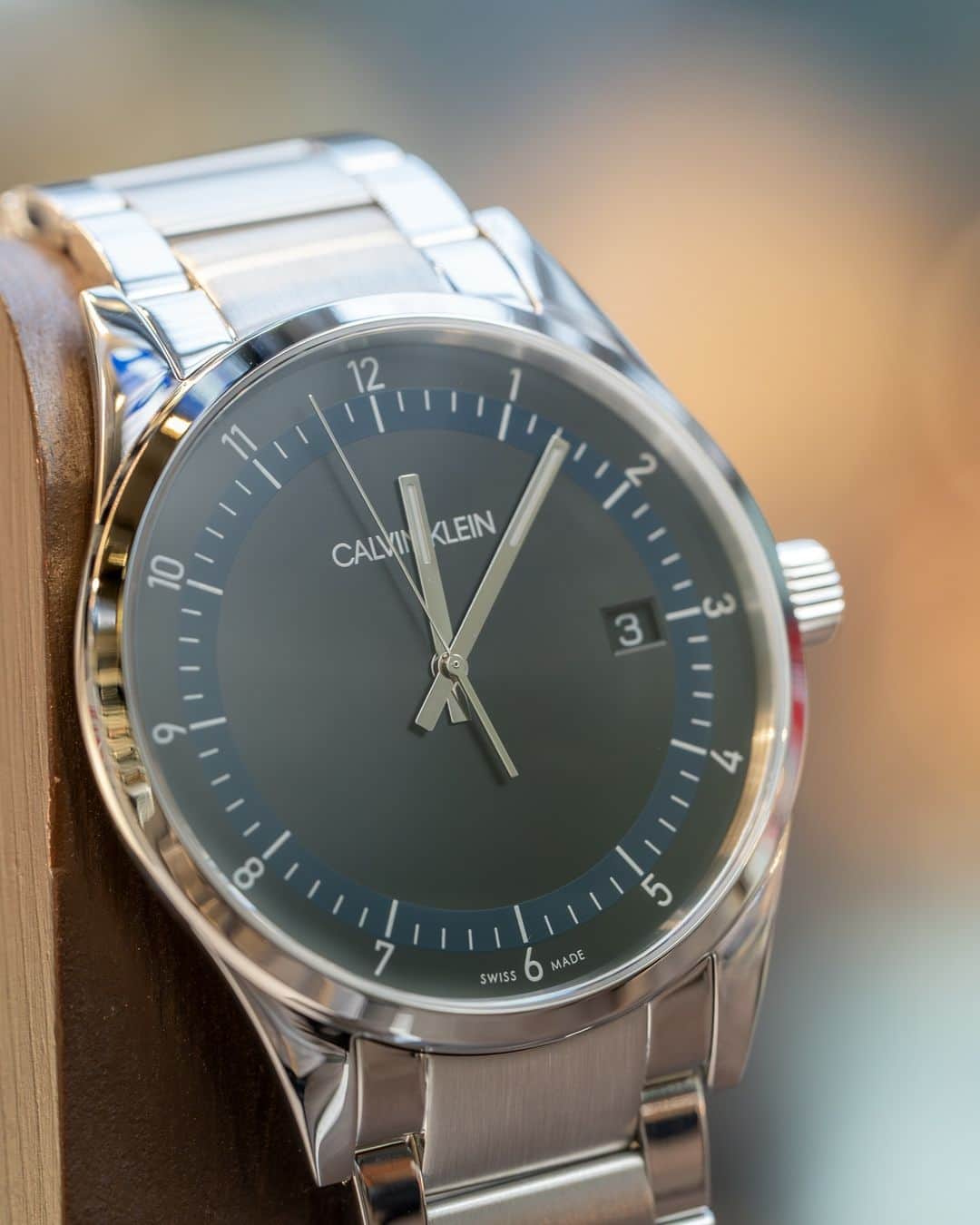 時計倉庫TOKIA 公式アカウントのインスタグラム：「⌚️ 【商品紹介】 Calvin Klein 品番: KAM21141  今回はCalvin Kleinのお時計をご紹介します！  黒でまとめられた文字盤にサークル状に控えめなネイビーでインデックスを飾っているのがおしゃれな1本です。針とカレンダー、インデックスの文字は白なので視認性もよく使いやすさも兼ね備えています！スーツスタイルにもぴったりで普段使いできます！  大きさや実際の色味など、ぜひ店頭でお試しください！スタッフ一同、心よりお待ちしております🙇‍♀️  ……………………………………………………….................  ☟オンラインショップはプロフィールURLから☟ @tokia_official  ……………………………………………………….................  #時計倉庫 #時計倉庫tokia #腕時計 #watch #手表 #腕元倶楽部 #腕時計好きな人と繋がりたい #ck #ckwatch #calvinklein #calvinkleinwatch #カルバンクライン #カルバンクライン時計」