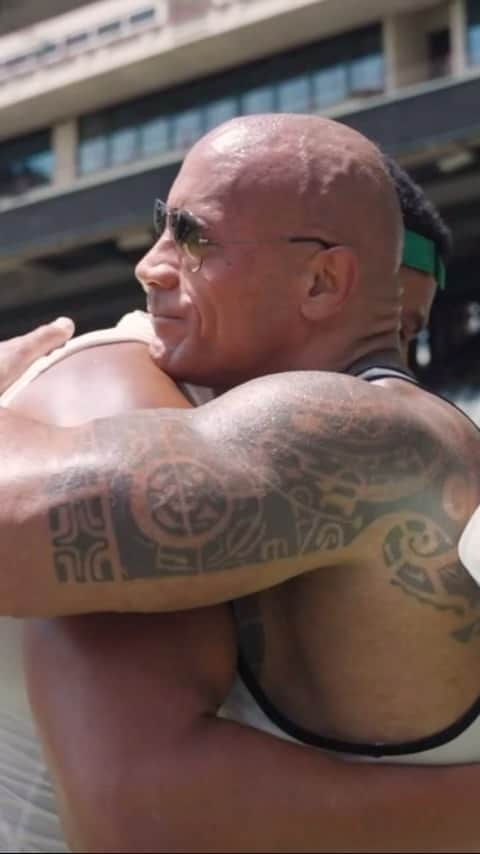 ドウェイン・ジョンソンのインスタグラム：「I love the raw fucking emotion coming from this gigantic young man @iamlacolbytucker - who has overcome a lot of tragedies in his life only to become stronger.   I’m an open book when it comes to my mental health struggles and I’m always there for anyone who needs guidance and support — especially our young men out there who might be struggling to find their own way as the world feels like it’s on their shoulders.   By nature, us men don’t talk about our shit when we’re struggling. We’re supposed to be tough, strong and take care of everything and everyone.   Truth is, asking for help and being vulnerable isn’t a weakness- it’s one of our superpowers.   That’s controlling the controllables.  That’s putting in the work with our two hands.   I believe LaColby Tucker is destined for life’s greatness and I will always be rooting this young man on!!! 💪🏾  #XFL  #LeagueOfOpportunity @danygarciaco」