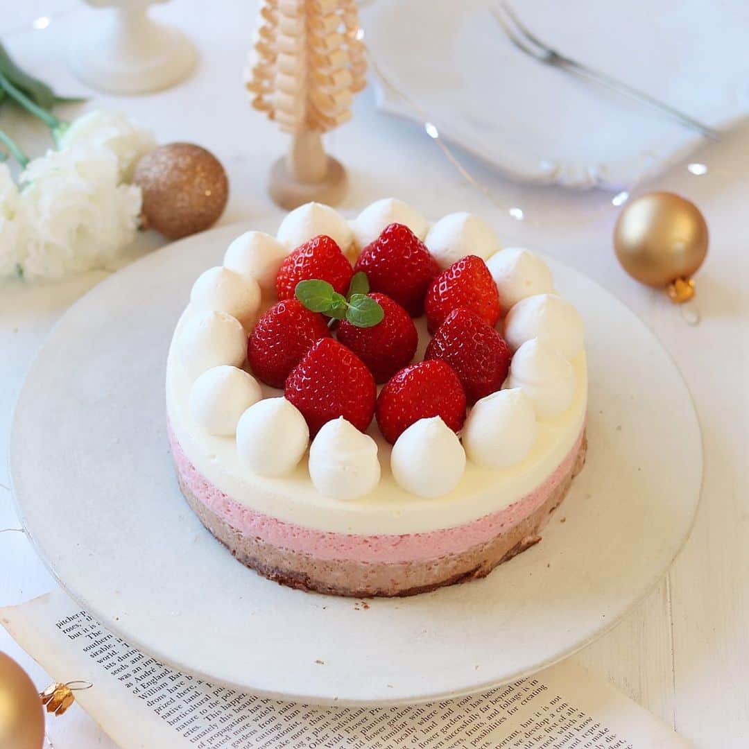 mikiのインスタグラム：「・ ・ mousse🍫🍓🧀  久しぶりのお菓子作り！ 野菜室に苺のパックが二パックもある！！  って自分で買ったんだけどね☺️ なので苺のムースは、苺を撹拌してジュレを作ったよ！  下からチョコスポンジ、ミルクチョコムース、苺ムース、レアチーズムースの構成。  話は変わり。  先週、関西ig忘年会(名前あってる？なんでもいいよね💓)に呼んで頂き(うれしっ)参加してきたよー！ ほぼお会いするの初の方ばかり☺️  緊張してか、改札を出た途端トイレに行きたくなり🥹結果みなさんをお待たせするという失礼を初っ端からしまして🙏🏻 ここでお詫びを🙏🏻  それにしても楽しかったー！ まだ余韻が残っていてたまにニヤニヤして気持ち悪い人になってます🤣  なんであんなみんな面白いの🤣💓 そしてなんで揃いも揃ってみんな美しいの🥹💓ガン見してたと思います🙏🏻  とにかくお料理も美味しかったし、最高の時間を過ごせました！！  ゆかちゃんの真似っこで席順に💓 @hitomi_kawakami @otoyome @estyle1010 @fu0821 @non_la_non @gucci.tckb @yuka_cm_cafe @cao_life   みんな本当に優しくしてくれてありがとう💓またみんなに会えますように✨  #mikiしましまゼリー」