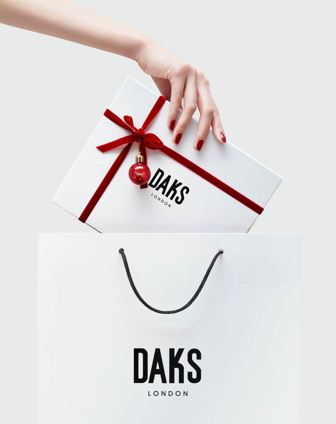 DAKS Koreaさんのインスタグラム写真 - (DAKS KoreaInstagram)「HAPPY DAKS HOLIDAY⛄️🎄  올 한 해 감사했던 분들에게 전하는 따뜻한 사랑과 애정의 마음에 #닥스 가 추천하는 아이템을 더해보세요! 연말 선물도 역시 닥스!  #daks #닥스선물 #연말선물 #해피닥스기프트」12月4日 16時06分 - dakskorea_accessories