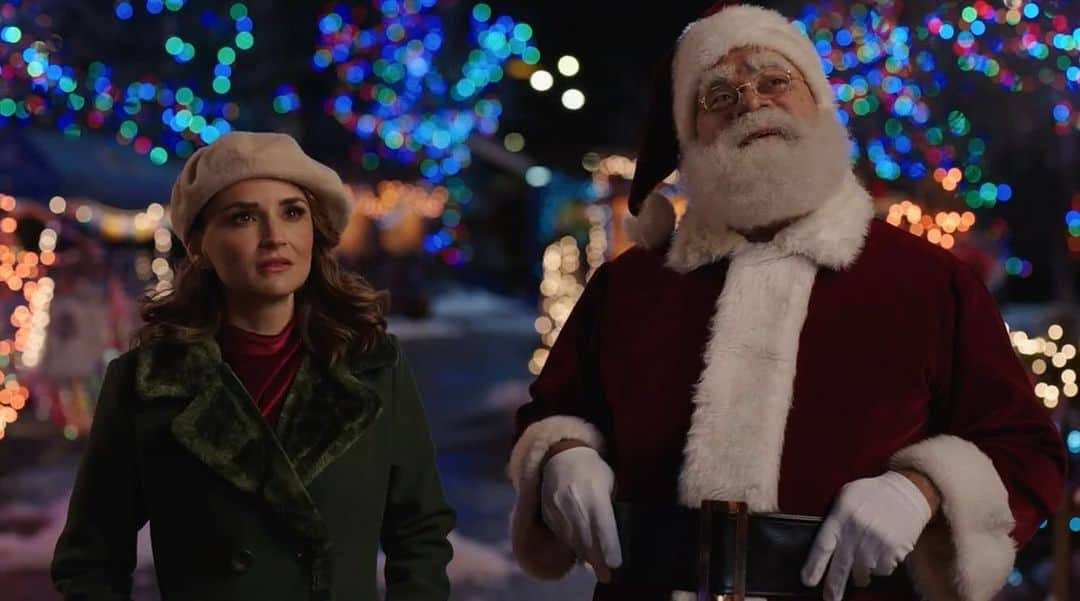 レイチェル・リー・クックさんのインスタグラム写真 - (レイチェル・リー・クックInstagram)「More images from Rescuing Christmas airing Dec 7th on @hallmarkmoviesnow !  There’s a free trial if you’re not yet a subscriber and I can’t think of a better month than Dec to take it for a spin ❤️  This is a great movie to watch with the whole fam, so silly and heartfelt.  I just love it.  Merry everything to you and yours ✨」12月4日 16時07分 - rachaelleighcook