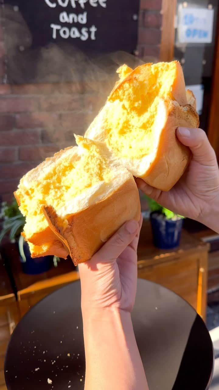 Coffee & Toast Tokyoのインスタグラム：「"ほかほかあつあつ" パンDEチーズケーキ‼︎ 💛💛💛💛💛💛💛💛💛💛💛💛💛  “When someone asks if You’d like cake or bread, why not say you want cake and bread?"  外はカリッと中はほかほかのパンとあつあつのスフレチーズケーキ‼︎  ほかほか、あつあつのパン、 寒い日にはたまらんです😋😋😋  12月5日（火）は仕込みのため、店休となります。  "Have a great day!!”  . . #あつあつホカホカ" パンDEスフレチーズケーキ #スフレチーズケーキ  #チーズケーキ #スフレ  #soufflecheesecake  #souffle  #pipinghot  #熱々  #あつあつ  #三軒茶屋ランチ  #世田谷線カフェ  #パンスタグラム  #東京カフェ  #三軒茶屋カフェ #三軒茶屋  #パン #三茶カフェ  #三茶 #田園都市線カフェ #コーヒーアンドトースト  #coffeeandtoast #foodie #foodielife #japnesefood #steaming」