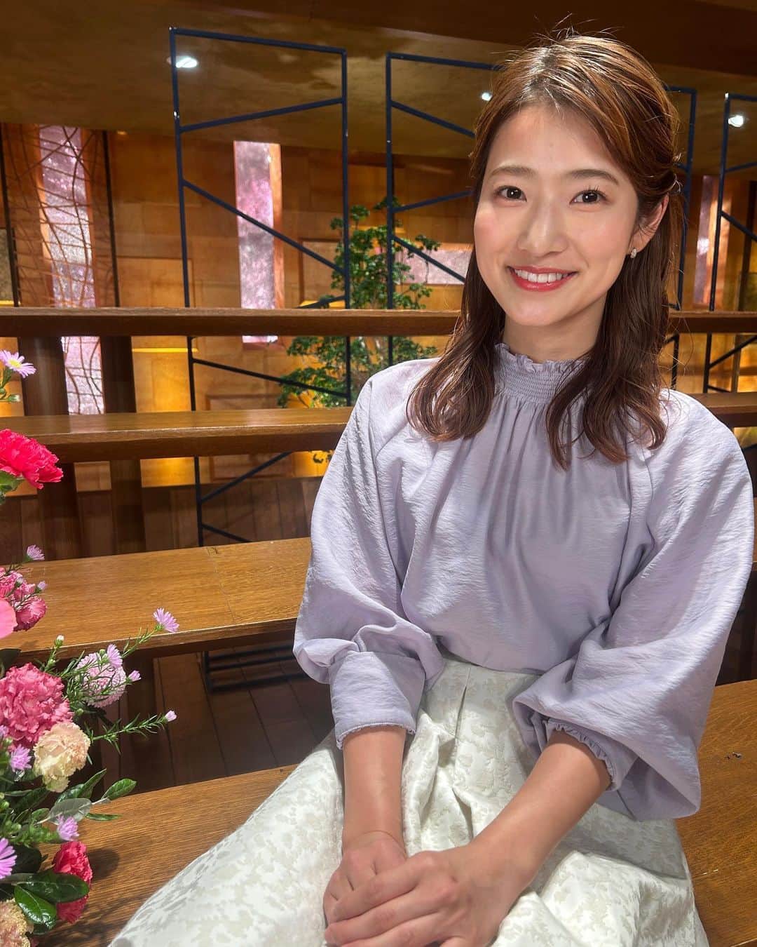 安藤萌々のインスタグラム：「今週の報道ステーションもよろしくお願いします🪷   衣装の詳細☟ トップス、スカート NOLLEY'S ピアスJouete  今週はヒロドさんが夏休みのため スポーツコーナーも担当いたします ⛸️」