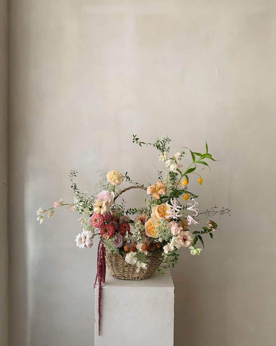 플로리스트 이주연 florist Lee Ju Yeonさんのインスタグラム写真 - (플로리스트 이주연 florist Lee Ju YeonInstagram)「. . flower basket demo 🤍 Taiwan Flower Workshop 🩶 @prozessflower 🖤 . 바네스플라워 VANESS FLOWER . Katalk 채널 바네스플라워   E-mail vanessflower@naver.com . Paypal payment possible . 서울시 중구 청파로464 브라운스톤서울 101동2806호 📞02-545-6813」12月4日 16時16分 - vanessflower