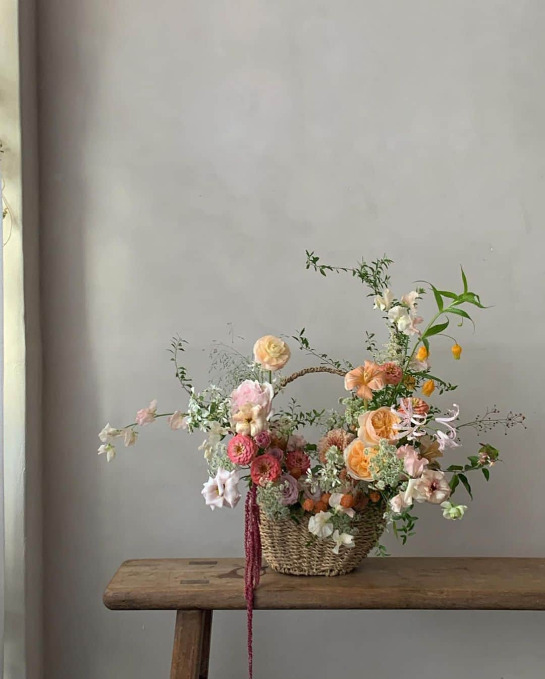 플로리스트 이주연 florist Lee Ju Yeonさんのインスタグラム写真 - (플로리스트 이주연 florist Lee Ju YeonInstagram)「. . flower basket demo 🤍 Taiwan Flower Workshop 🩶 @prozessflower 🖤 . 바네스플라워 VANESS FLOWER . Katalk 채널 바네스플라워   E-mail vanessflower@naver.com . Paypal payment possible . 서울시 중구 청파로464 브라운스톤서울 101동2806호 📞02-545-6813」12月4日 16時16分 - vanessflower