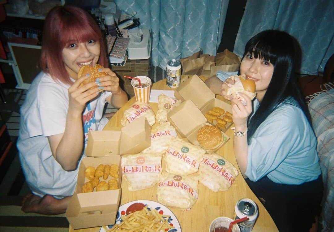 田中美麗のインスタグラム：「大量のファストフード🍔と大好きなおねったんとの写真🤳 友香ちゃんとしても好きだし、田中美麗としても好きなおねったんこと冨手麻妙さま🫶と📸  お気に入りの写真🤳  第6話のご視聴ありがとうございました📺 TVer、DMMにて見逃し配信中なので、ぜひご覧ください🍔  @kouiunogaii_abc  #こういうのがいい  #ドラマ #深夜ドラマ」